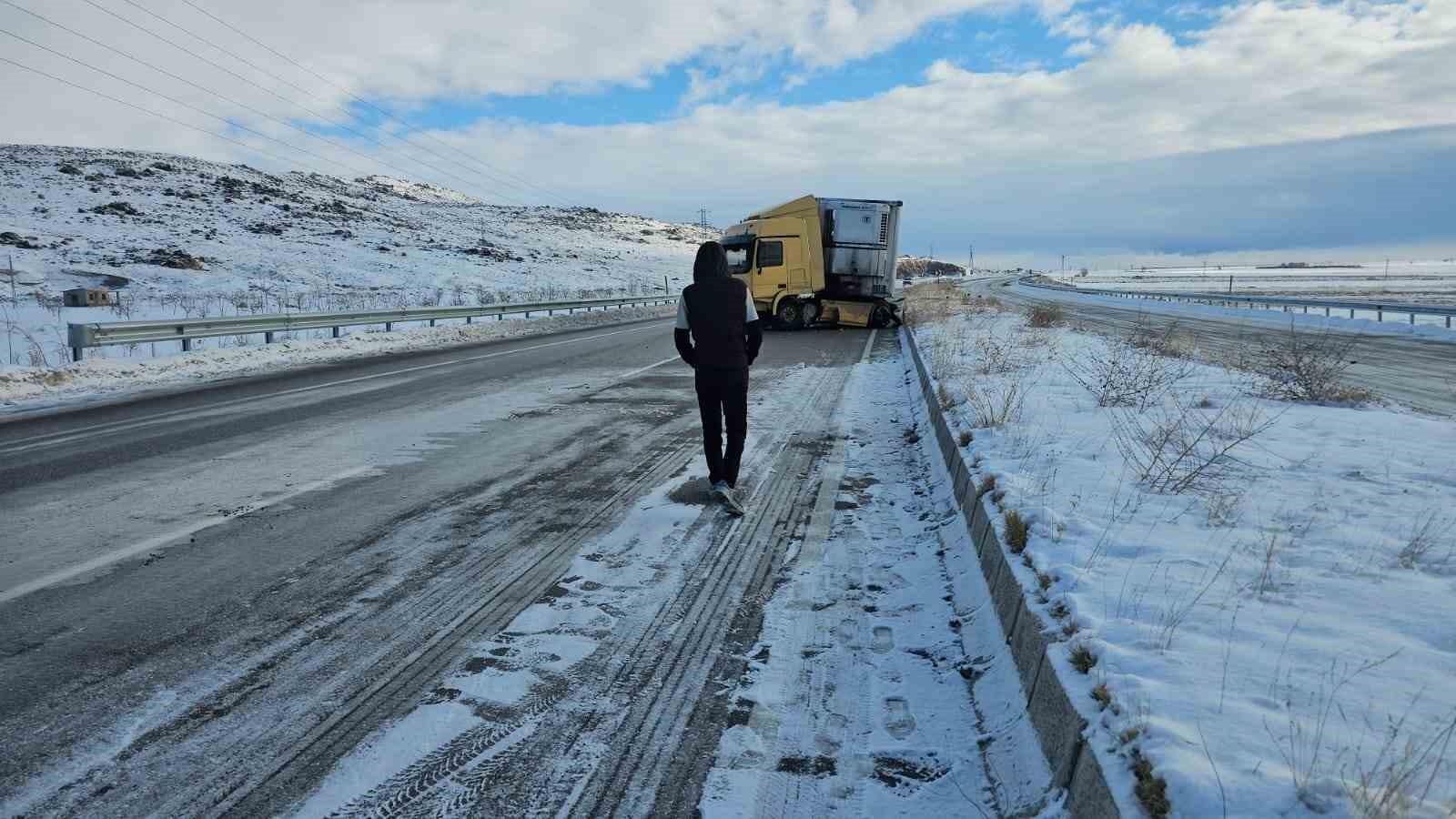 adilcevazda karpuz yuklu tir kaza yapti 1 yarali 5 rie6KFjD