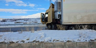 adilcevazda-karpuz-yuklu-tir-kaza-yapti-1-yarali-jsPrVJna.jpg