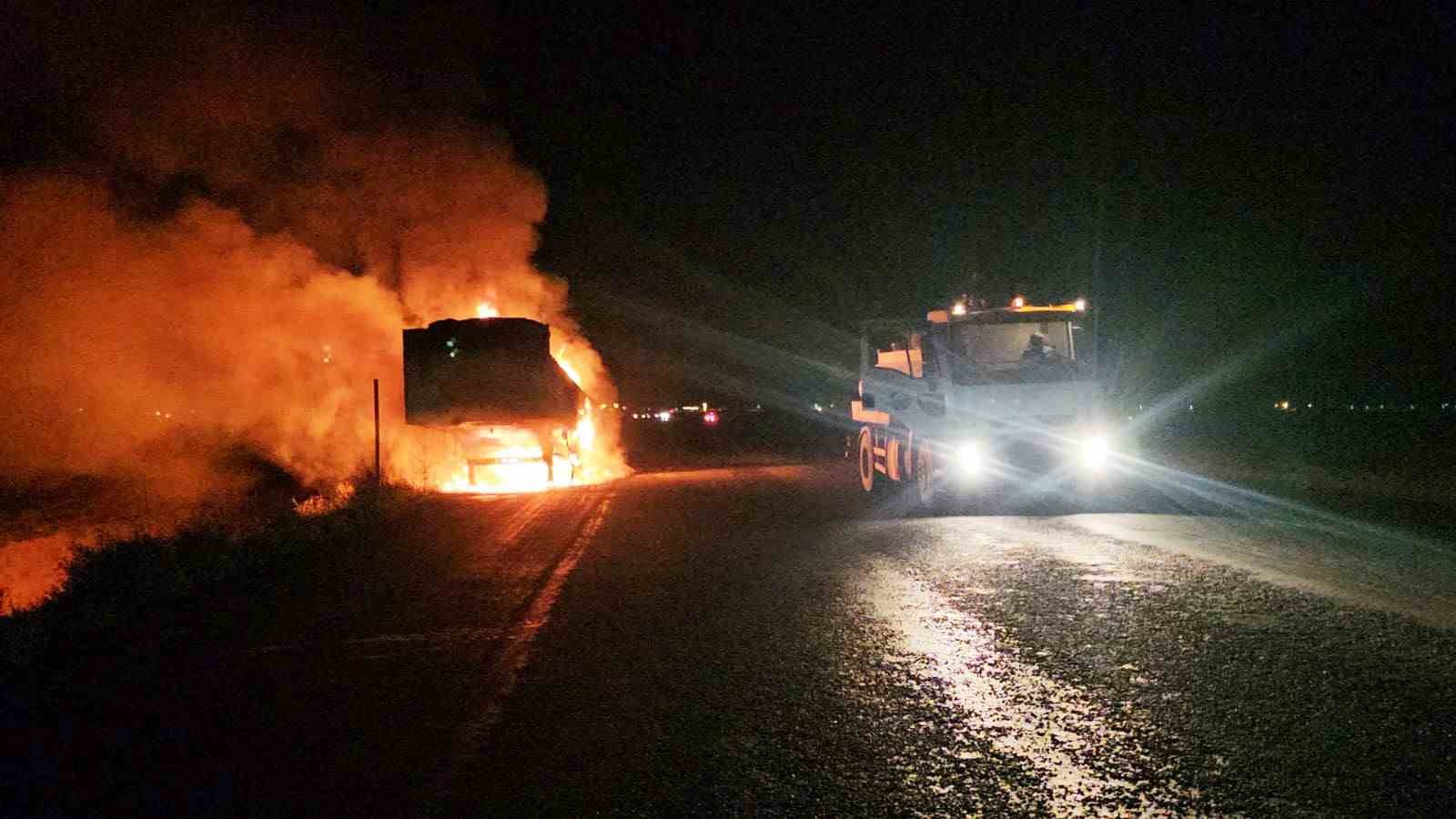 Adilcevaz’da seyir halindeki bulgur yüklü tırın dorsesi yandı 5 adilcevazda seyir halindeki bulgur yuklu tirin dorsesi yandi 1 pqV2JE1d