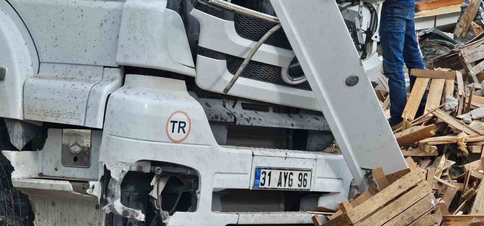 Adilcevaz’da tavuk eti yüklü tır kaza yaptı: Sürücü yaralandı, tavuklar çevreye dağıldı 4 adilcevazda tavuk eti yuklu tir kaza yapti surucu yaralandi tavuklar cevreye dagildi 0 NCtJ4dGu