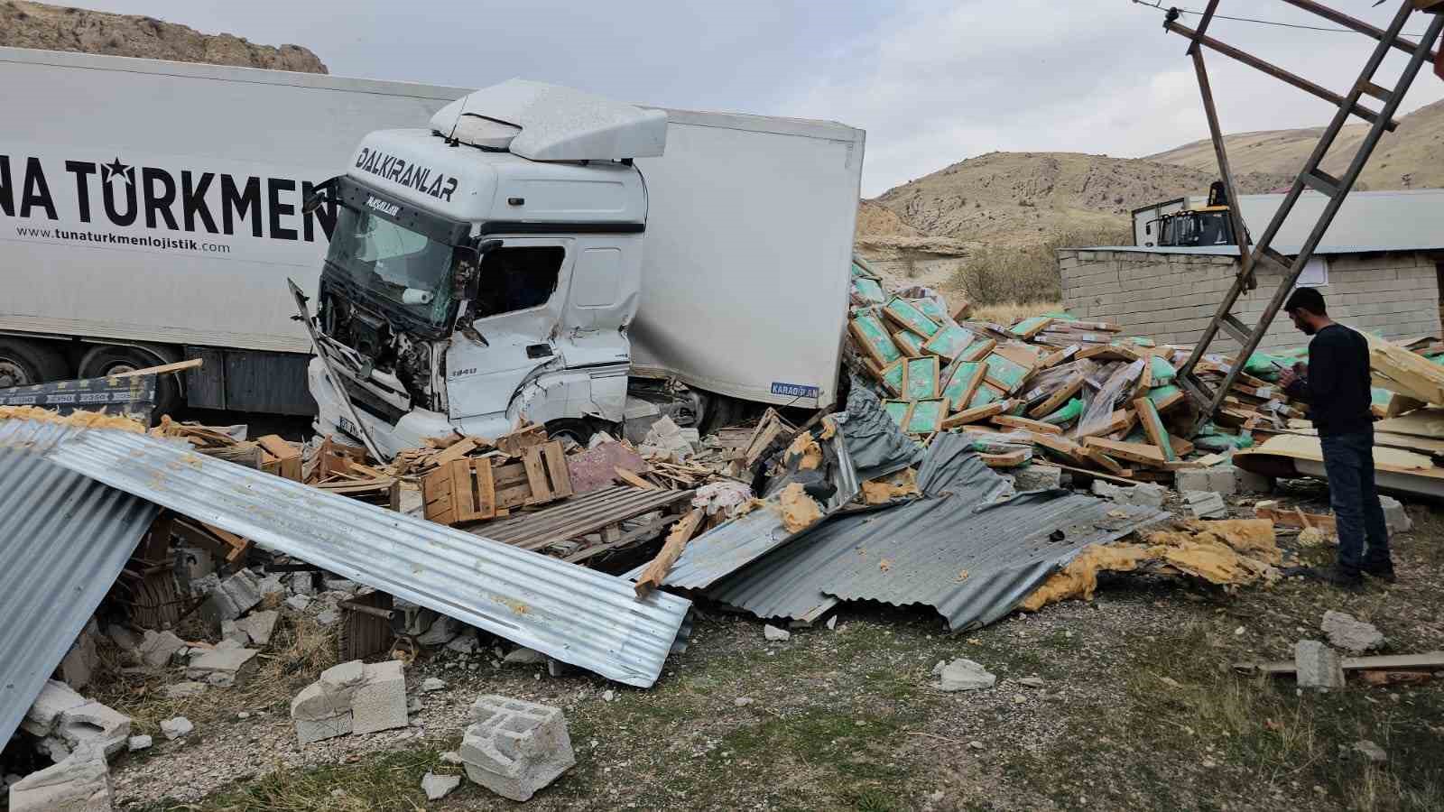 Adilcevaz’da tavuk eti yüklü tır kaza yaptı: Sürücü yaralandı, tavuklar çevreye dağıldı 5 adilcevazda tavuk eti yuklu tir kaza yapti surucu yaralandi tavuklar cevreye dagildi 1 ZESI2UTV