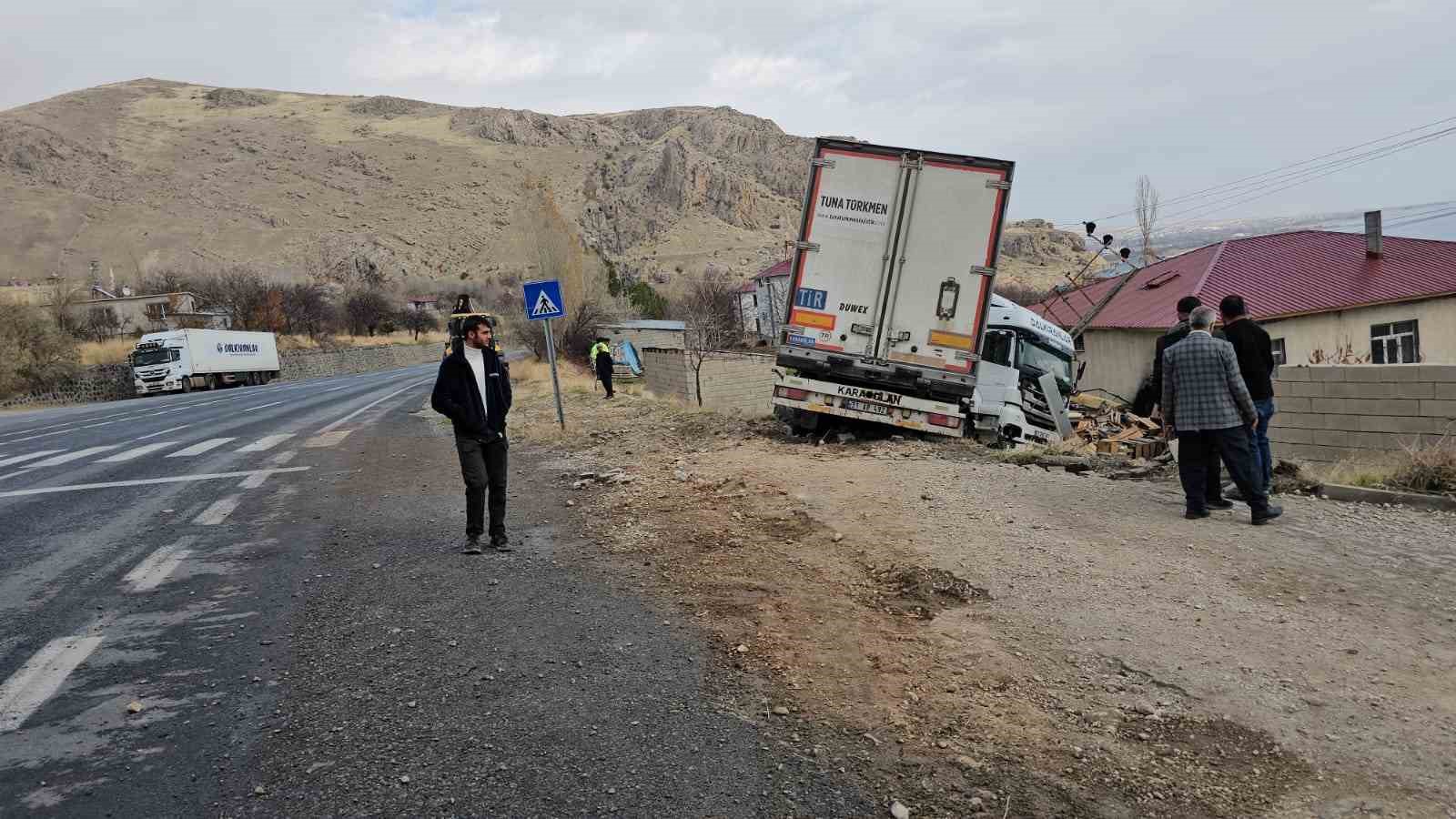 Adilcevaz’da tavuk eti yüklü tır kaza yaptı: Sürücü yaralandı, tavuklar çevreye dağıldı 6 adilcevazda tavuk eti yuklu tir kaza yapti surucu yaralandi tavuklar cevreye dagildi 2 mzQzeuVG