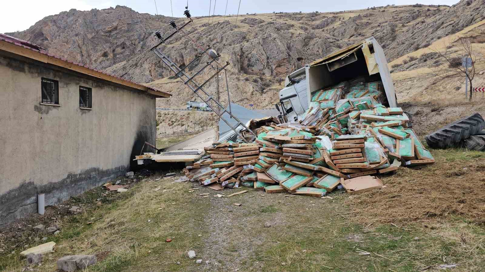 Adilcevaz’da tavuk eti yüklü tır kaza yaptı: Sürücü yaralandı, tavuklar çevreye dağıldı 7 adilcevazda tavuk eti yuklu tir kaza yapti surucu yaralandi tavuklar cevreye dagildi 3 p9nY3BPP