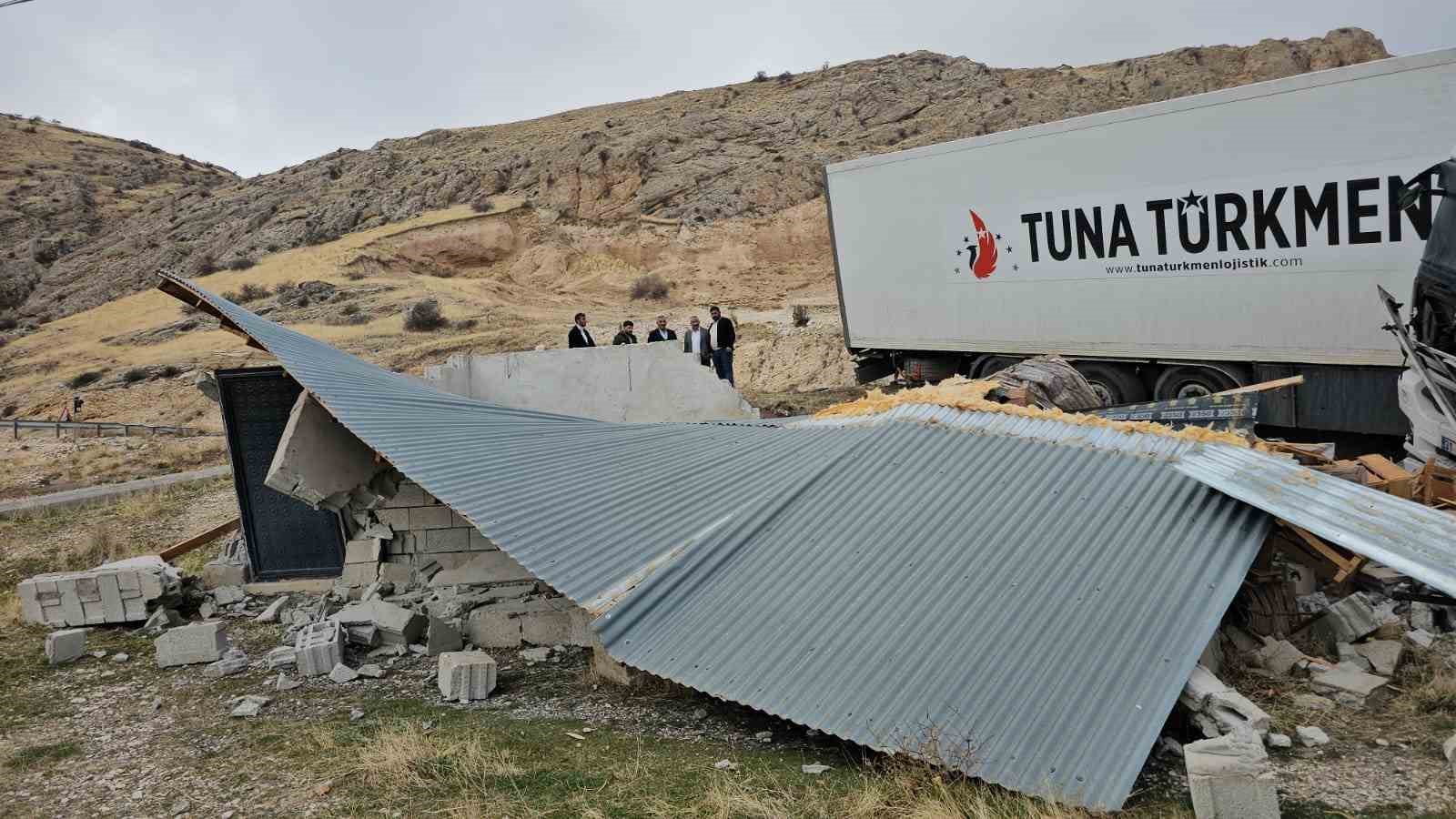 Adilcevaz’da tavuk eti yüklü tır kaza yaptı: Sürücü yaralandı, tavuklar çevreye dağıldı 9 adilcevazda tavuk eti yuklu tir kaza yapti surucu yaralandi tavuklar cevreye dagildi 5 aY6uHCeZ