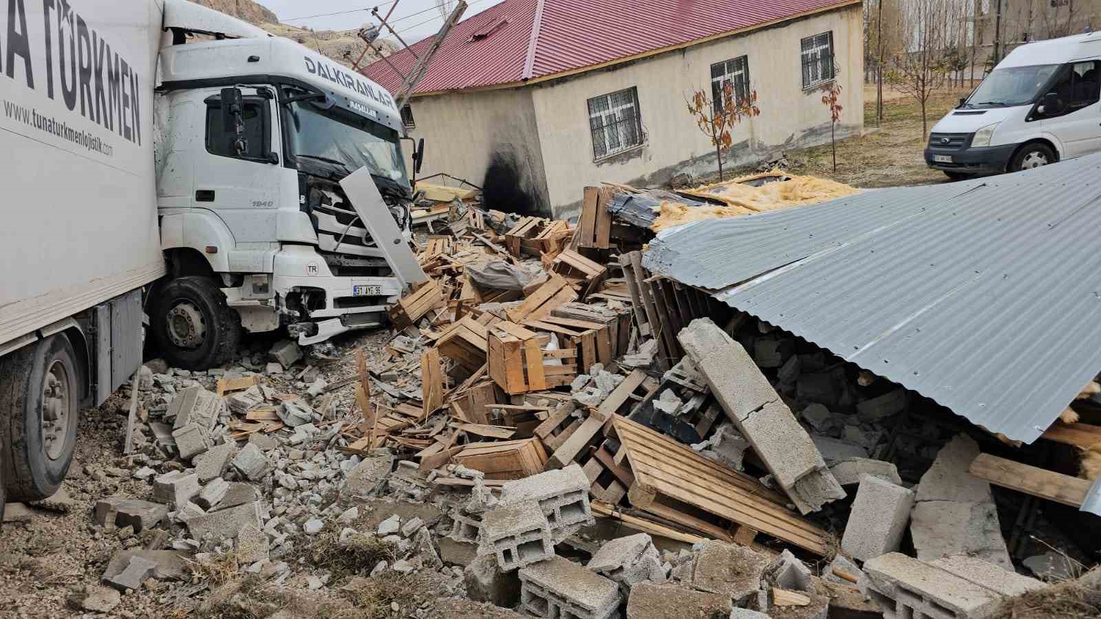 Adilcevaz’da tavuk eti yüklü tır kaza yaptı: Sürücü yaralandı, tavuklar çevreye dağıldı 10 adilcevazda tavuk eti yuklu tir kaza yapti surucu yaralandi tavuklar cevreye dagildi 6