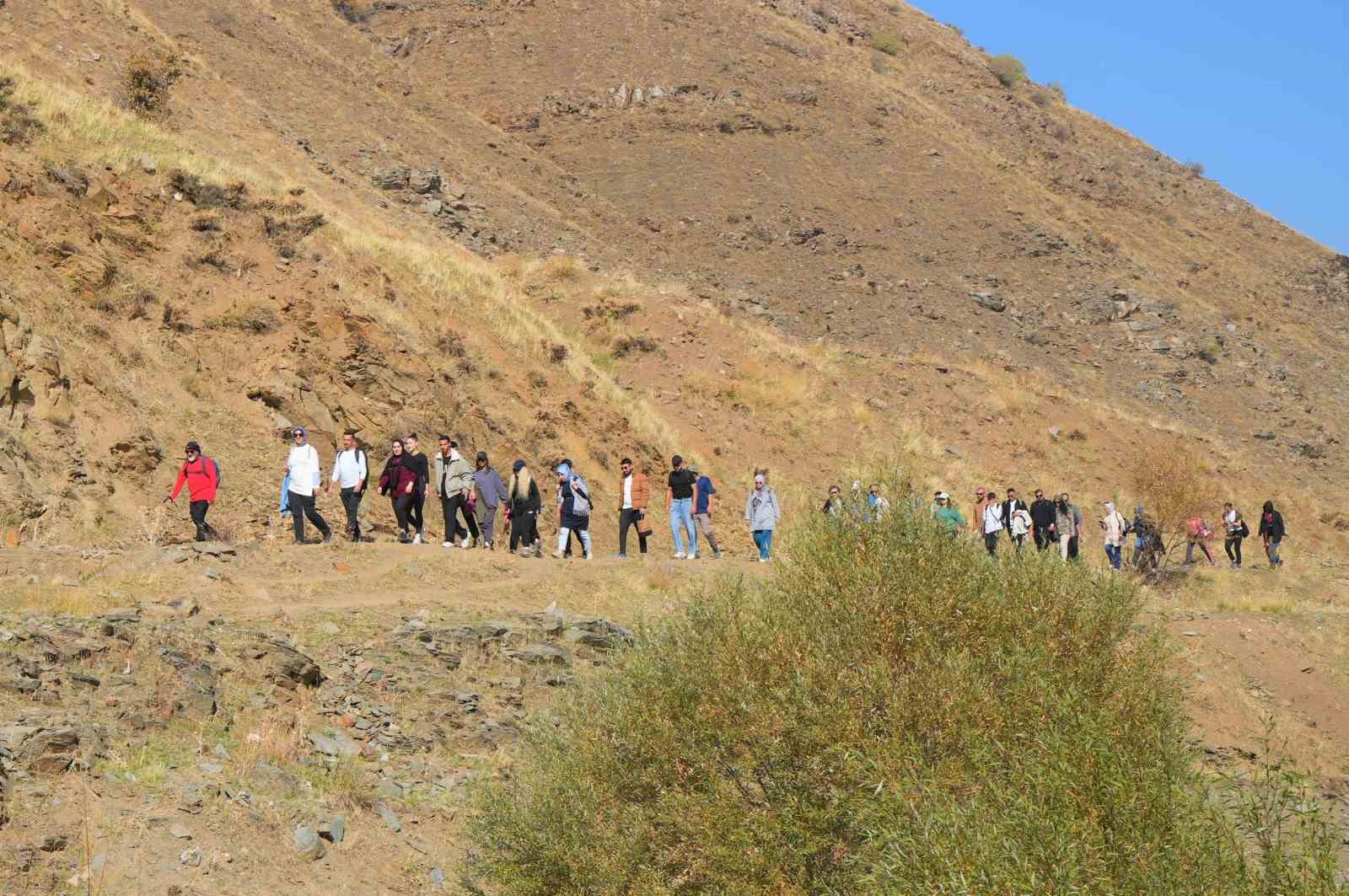 "Adımlarla Keşfet" projesi kapsamında 40 kişi Muş’un ünlü bağlarına yürüdü 4 adimlarla kesfet projesi kapsaminda 40 kisi musun unlu baglarina yurudu 0 sHSGiJw4