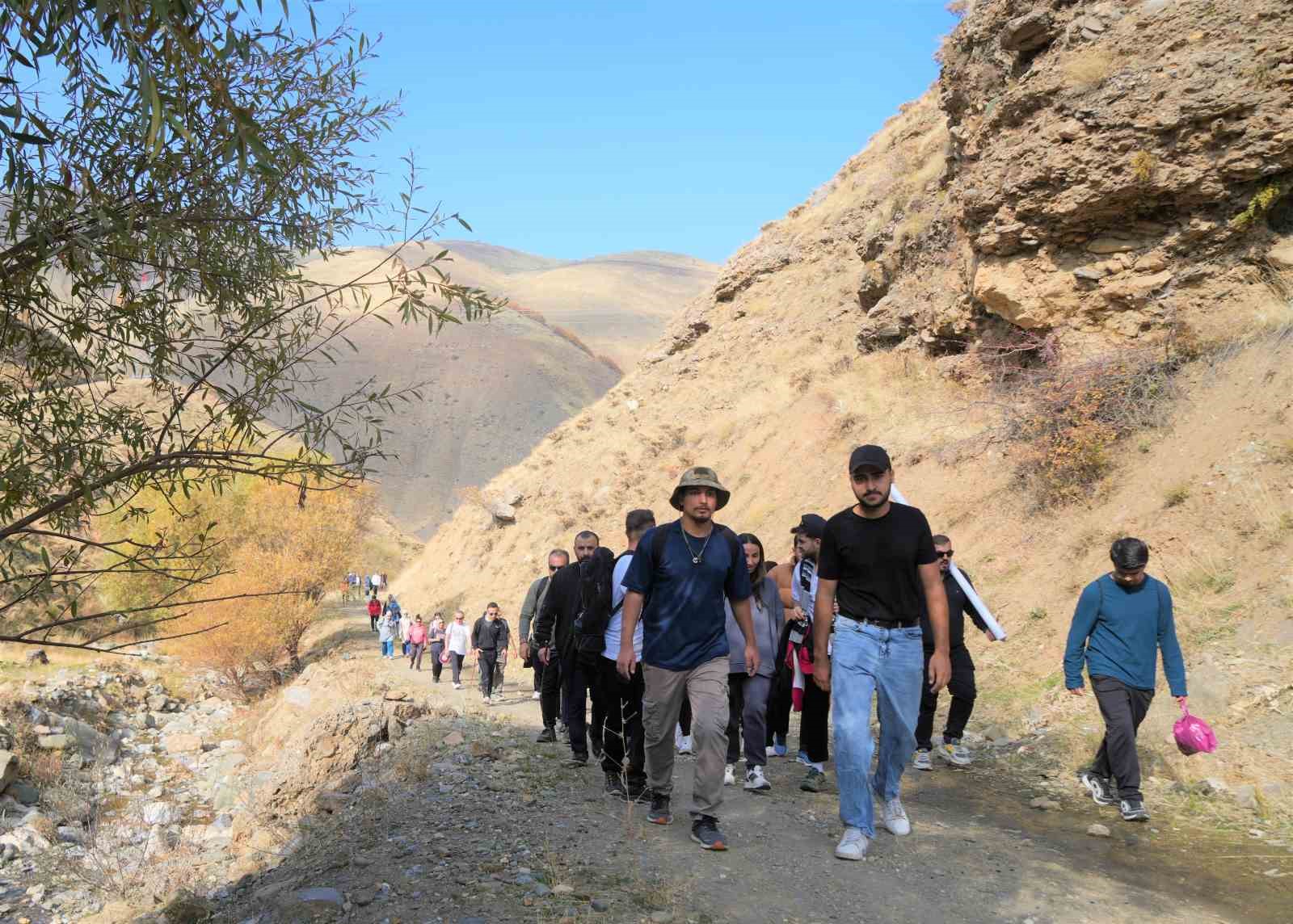 "Adımlarla Keşfet" projesi kapsamında 40 kişi Muş’un ünlü bağlarına yürüdü 5 adimlarla kesfet projesi kapsaminda 40 kisi musun unlu baglarina yurudu 1 HnTF28DB