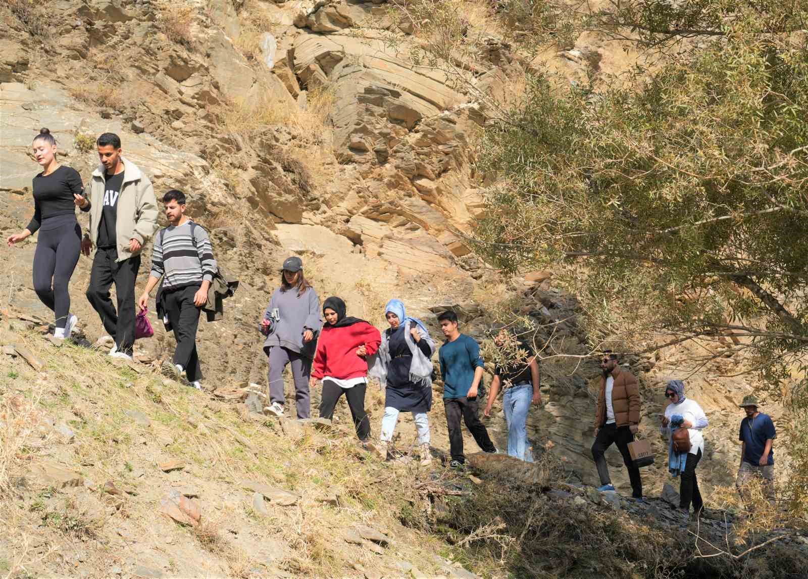 "Adımlarla Keşfet" projesi kapsamında 40 kişi Muş’un ünlü bağlarına yürüdü 6 adimlarla kesfet projesi kapsaminda 40 kisi musun unlu baglarina yurudu 2 7sCgDcDR