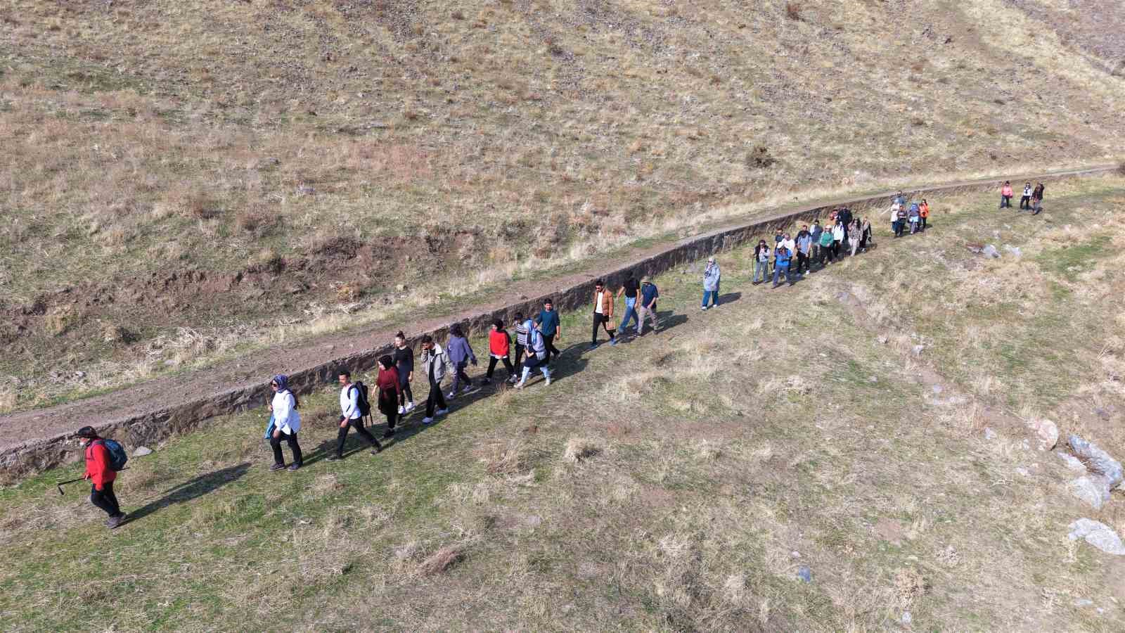 "Adımlarla Keşfet" projesi kapsamında 40 kişi Muş’un ünlü bağlarına yürüdü 7 adimlarla kesfet projesi kapsaminda 40 kisi musun unlu baglarina yurudu 3 iM4jN3iO