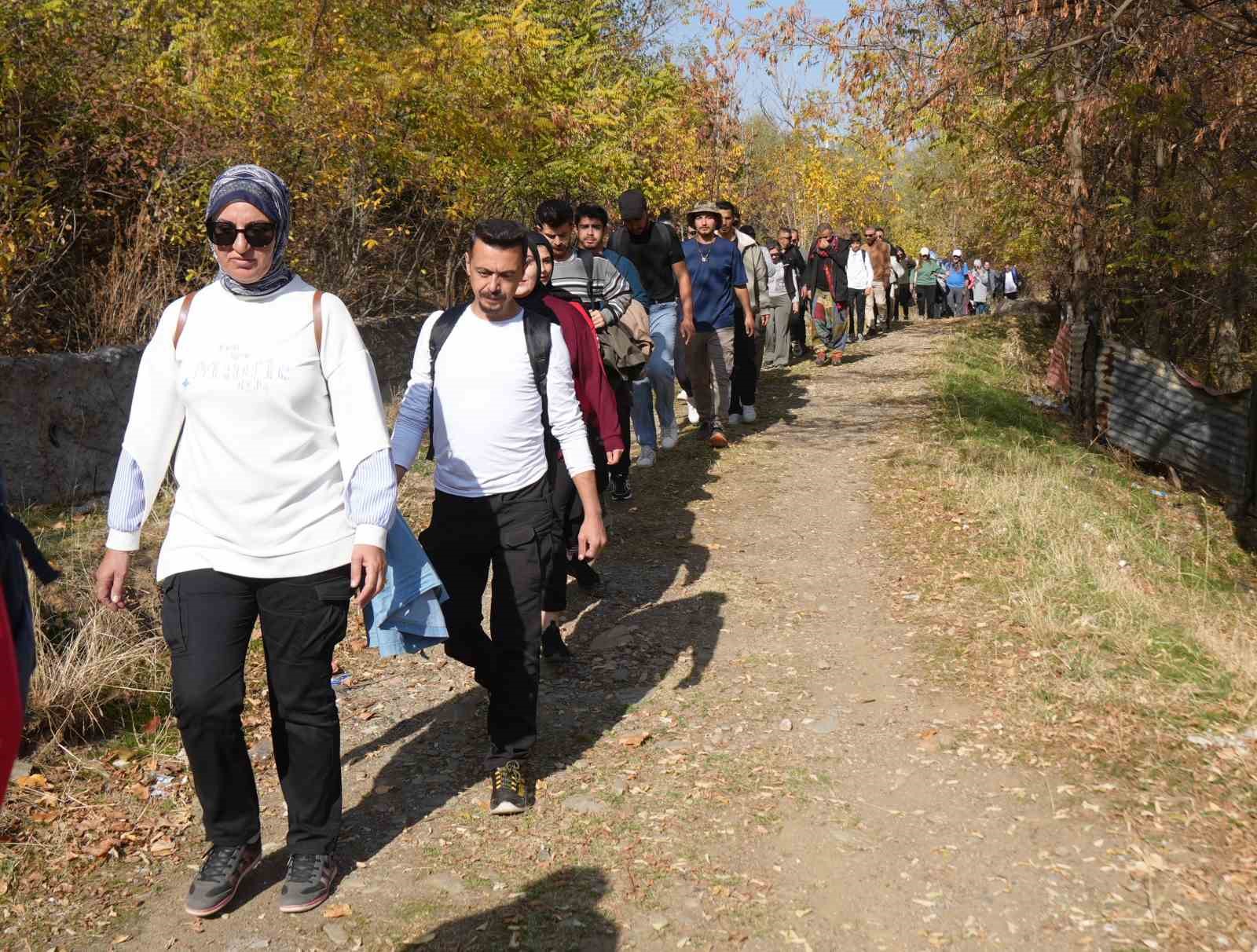 "Adımlarla Keşfet" projesi kapsamında 40 kişi Muş’un ünlü bağlarına yürüdü 9 adimlarla kesfet projesi kapsaminda 40 kisi musun unlu baglarina yurudu 5 HfkhaiZP