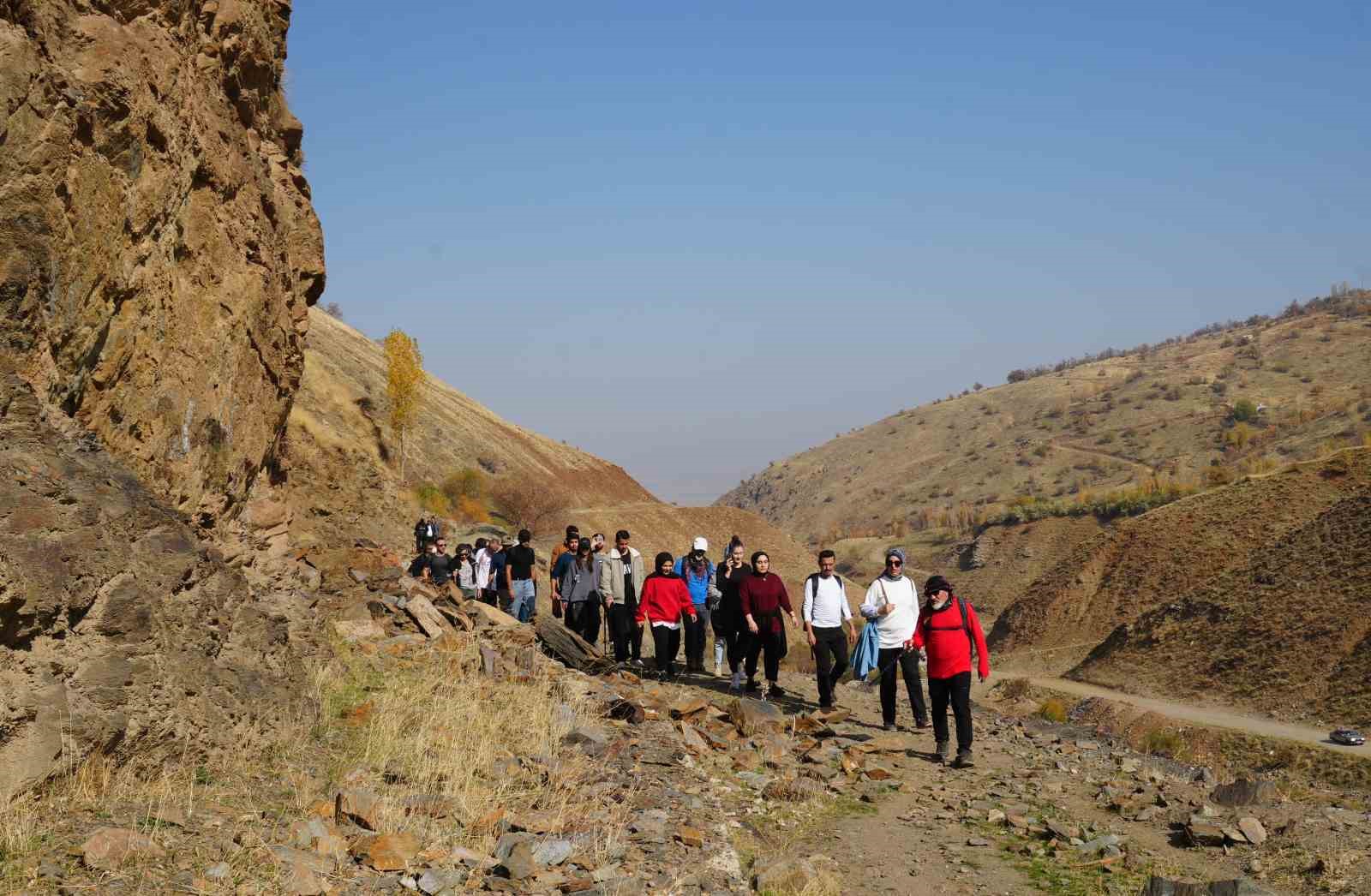 "Adımlarla Keşfet" projesi kapsamında 40 kişi Muş’un ünlü bağlarına yürüdü 10 adimlarla kesfet projesi kapsaminda 40 kisi musun unlu baglarina yurudu 6 XzWUBTAh
