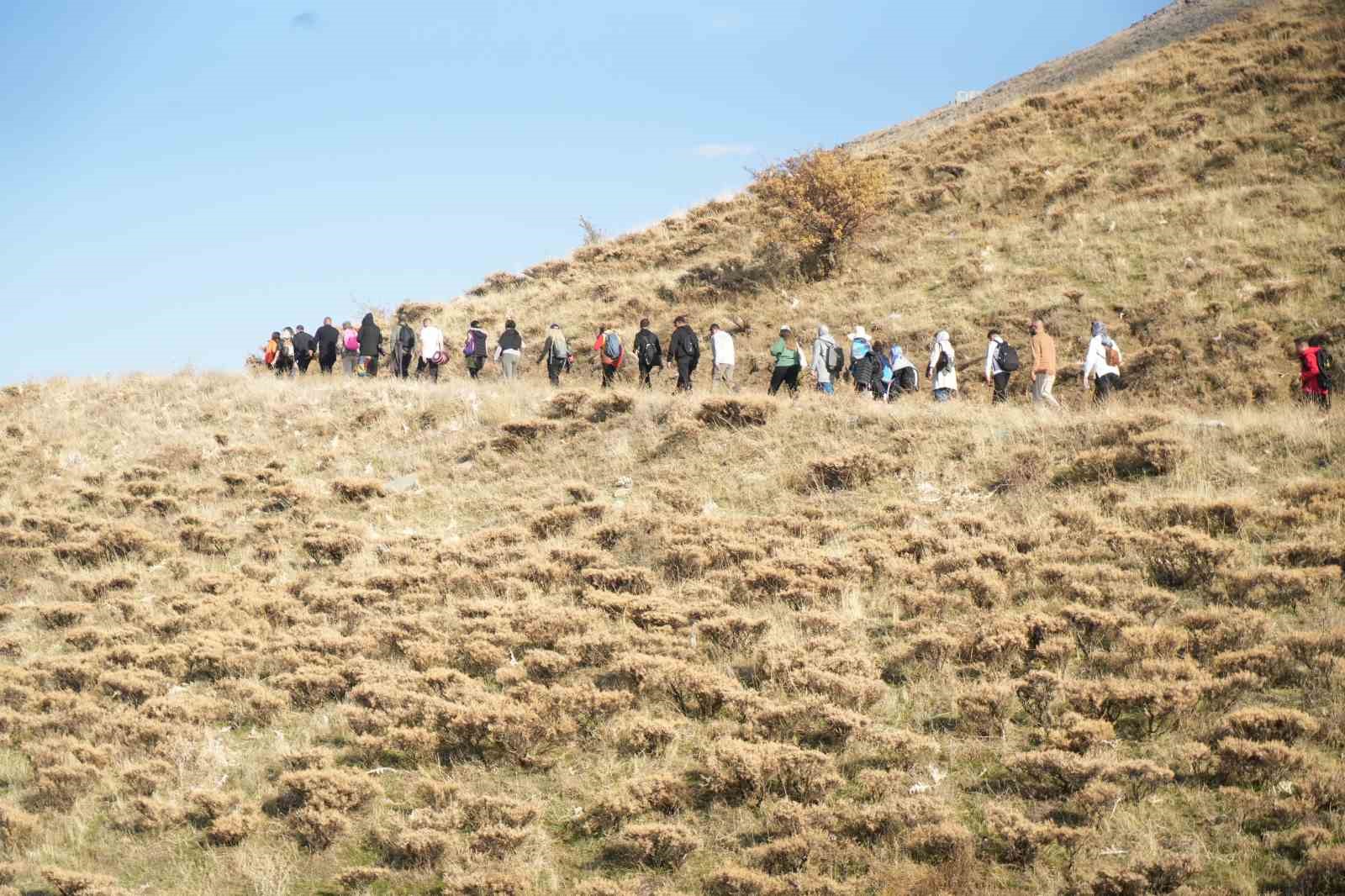 "Adımlarla Keşfet" projesi kapsamında 40 kişi Muş’un ünlü bağlarına yürüdü 12 adimlarla kesfet projesi kapsaminda 40 kisi musun unlu baglarina yurudu 8 gfp6jBqO