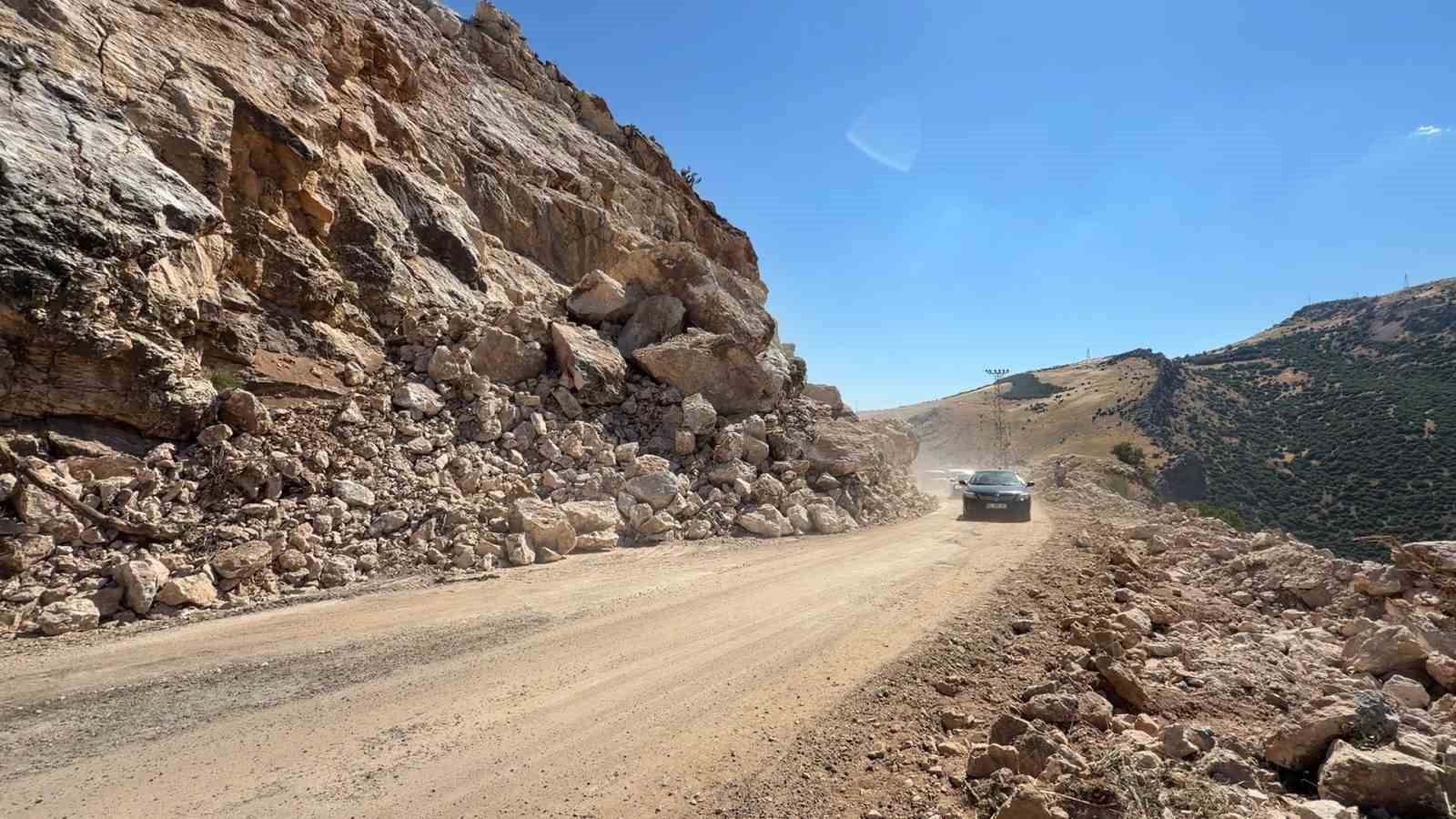 adiyaman celikhan karayolunda heyelan 0 7UI4ZPQY