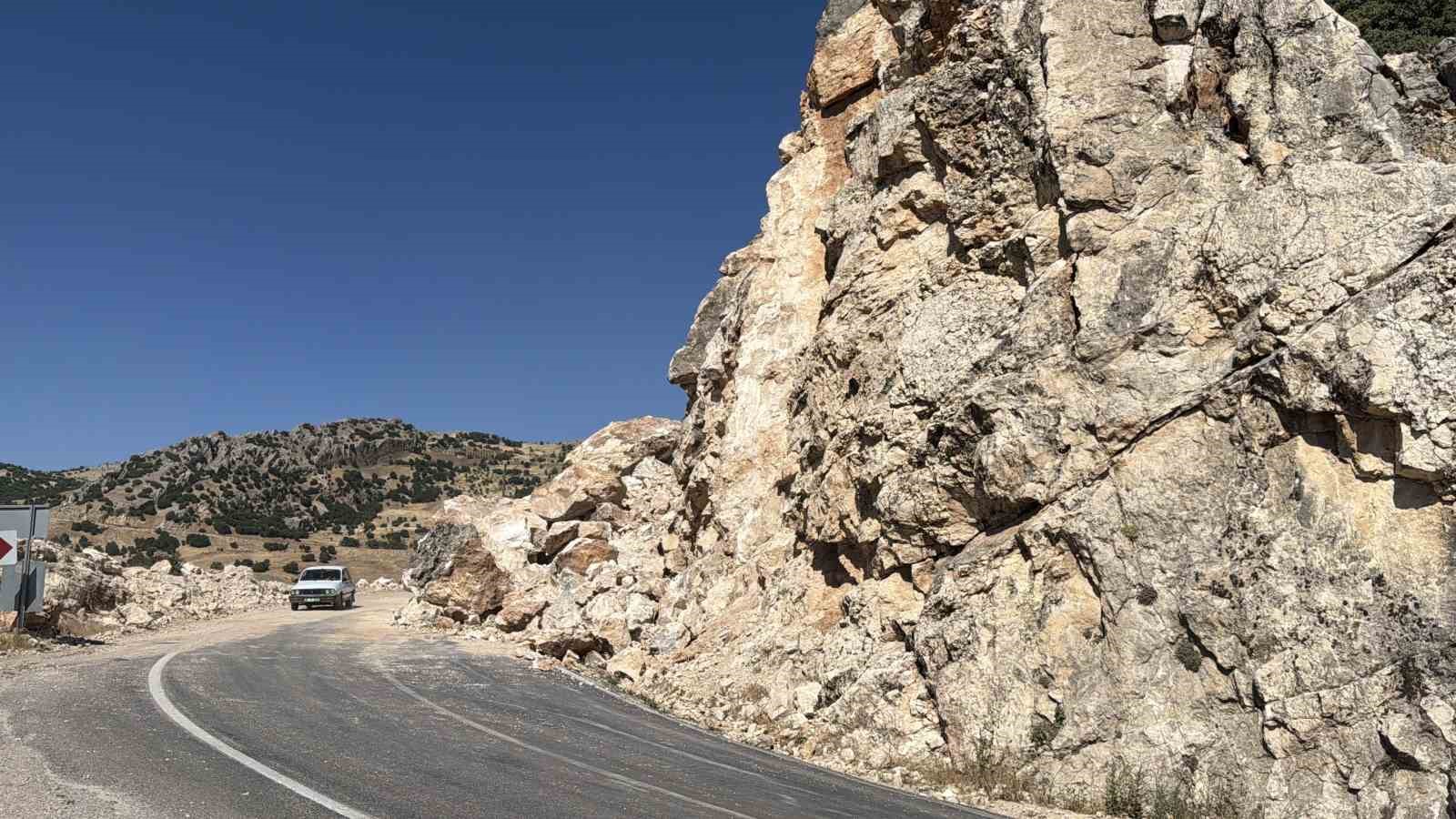 adiyaman celikhan karayolunda heyelan 2 yht1sMAX