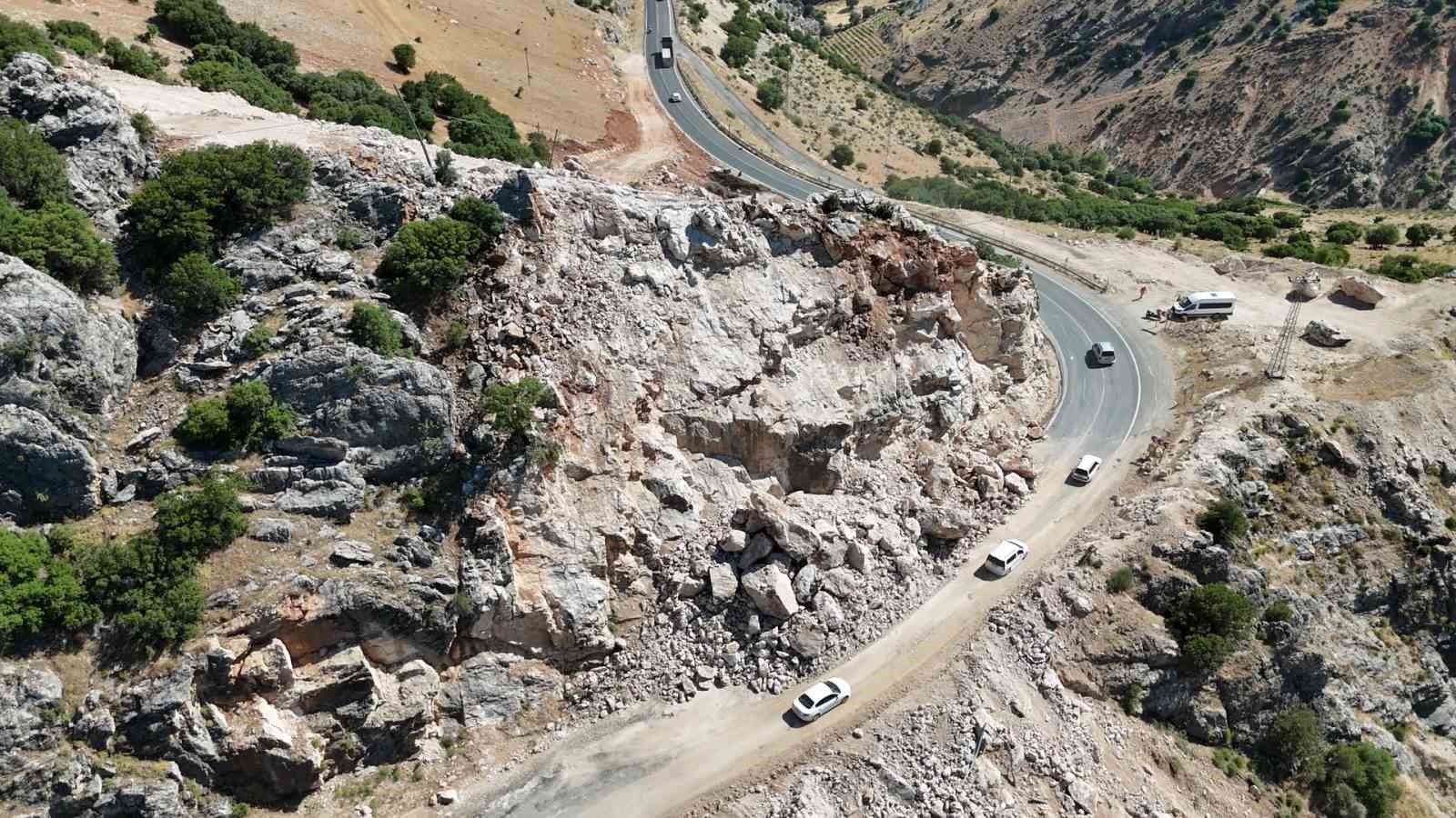 adiyaman celikhan karayolunda heyelan 3 v4MDA13b