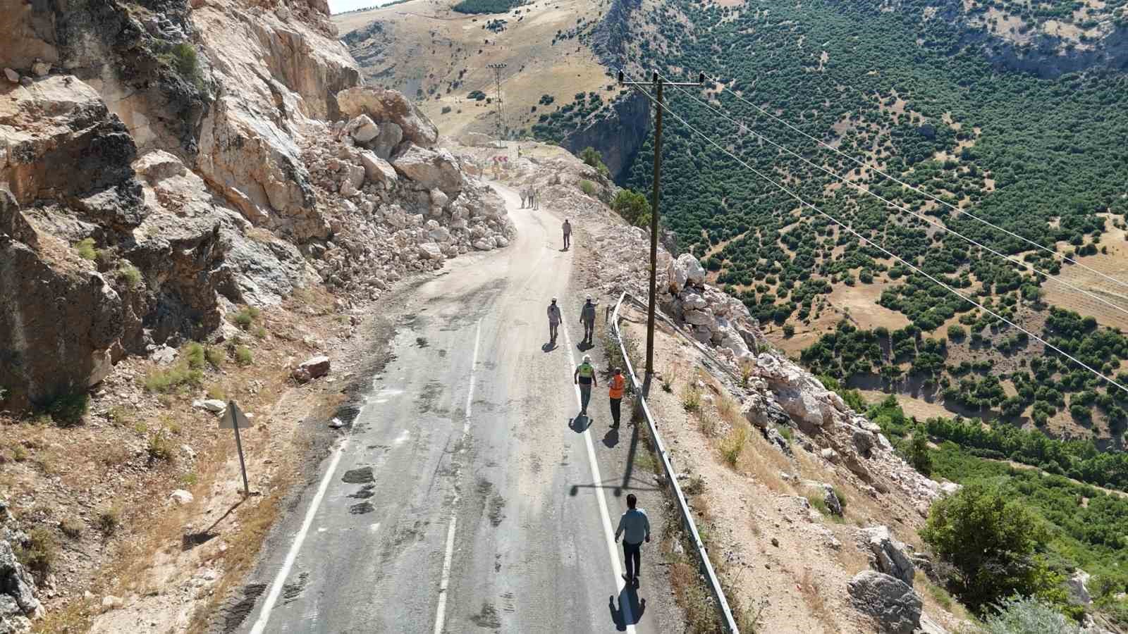 adiyaman celikhan karayolunda heyelan 4