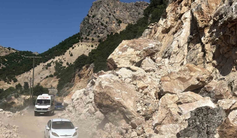 adiyaman-celikhan-karayolunda-heyelan-dgvhIw8r.jpg