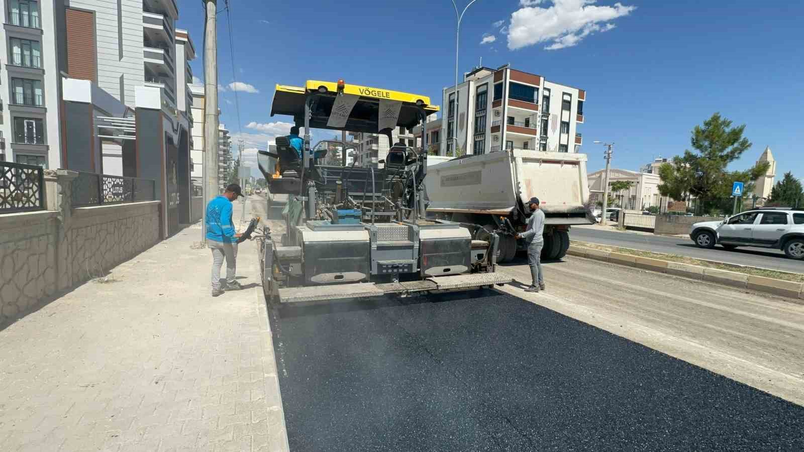 Adıyaman’da 170 derecelik asfaltın seriminde işçilerin zorlu mesaisi 4 adiyamanda 170 derecelik asfaltin seriminde iscilerin zorlu mesaisi 0 6tG6R4PT