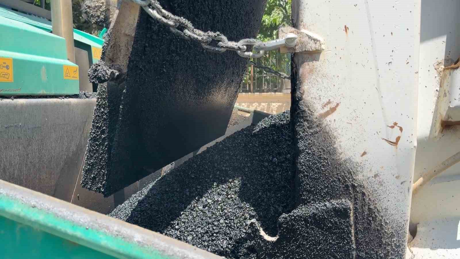 Adıyaman’da 170 derecelik asfaltın seriminde işçilerin zorlu mesaisi 5 adiyamanda 170 derecelik asfaltin seriminde iscilerin zorlu mesaisi 1 cDuGZPMO