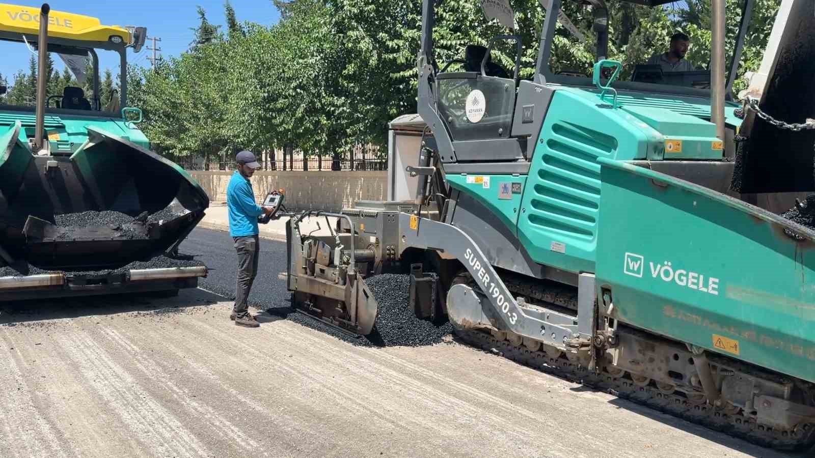 Adıyaman’da 170 derecelik asfaltın seriminde işçilerin zorlu mesaisi 6 adiyamanda 170 derecelik asfaltin seriminde iscilerin zorlu mesaisi 2 GHbB2NTr