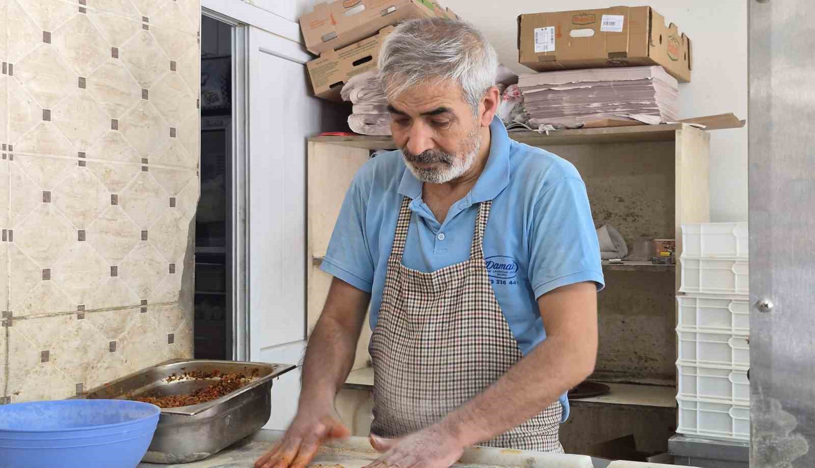 adiyamanda 400 derecelik firinin basinda ekmek mesaisi 1 QXfhdiuq