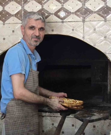 adiyamanda-400-derecelik-firinin-basinda-ekmek-mesaisi-G9nlkqaM.jpg