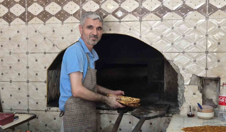 adiyamanda-400-derecelik-firinin-basinda-ekmek-mesaisi-G9nlkqaM.jpg