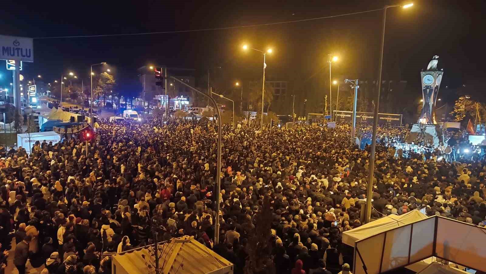 adiyamanda binlerce kisi deprem sehitlerini andi 0 QQCKVneS