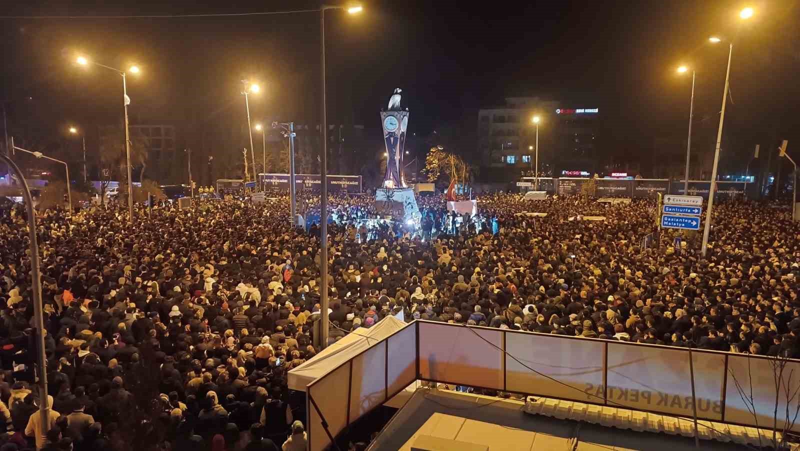 adiyamanda binlerce kisi deprem sehitlerini andi 1