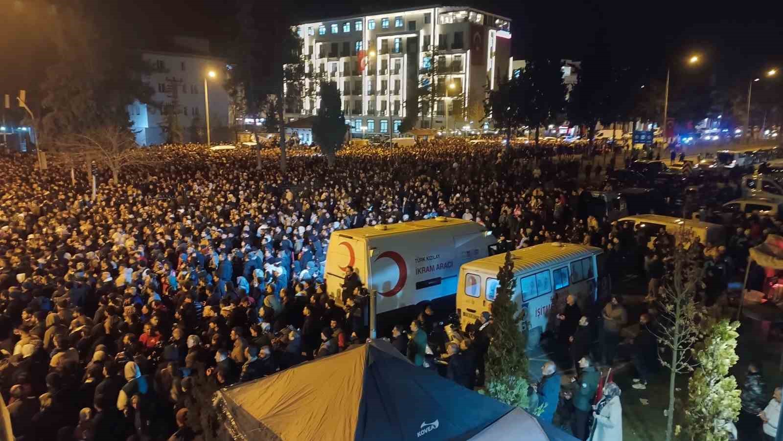 adiyamanda binlerce kisi deprem sehitlerini andi 2