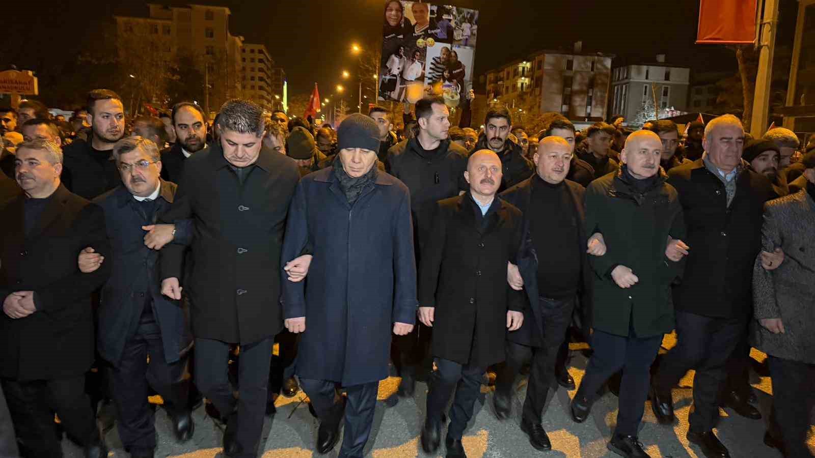 adiyamanda binlerce kisi deprem sehitlerini andi 3 IbIqsn2S