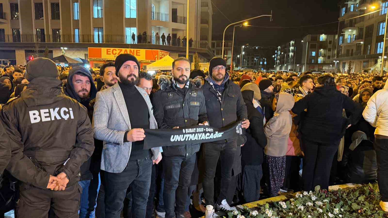 adiyamanda binlerce kisi deprem sehitlerini andi 5 FlhfBu1i