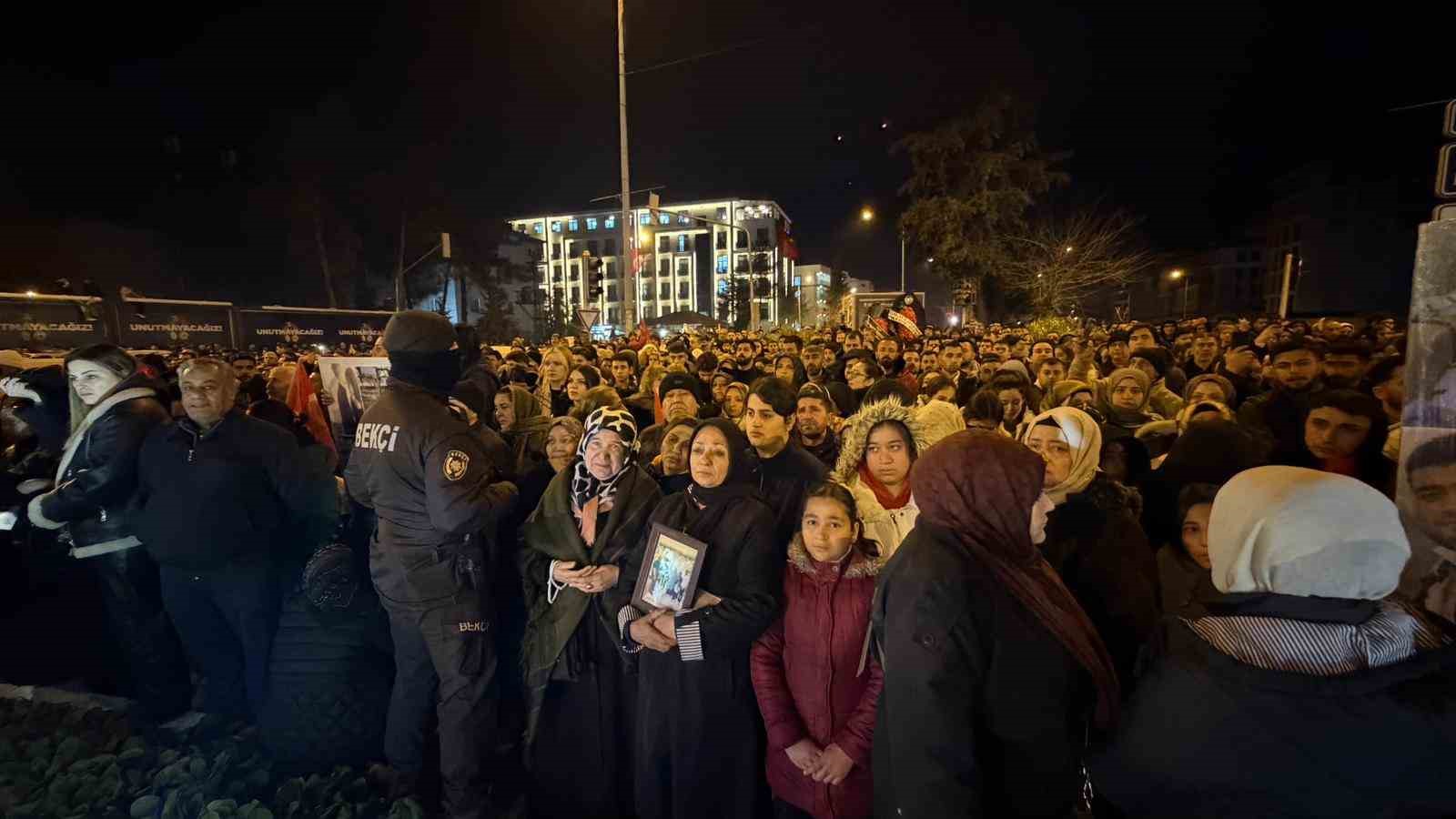 adiyamanda binlerce kisi deprem sehitlerini andi 6 CutHUiAe