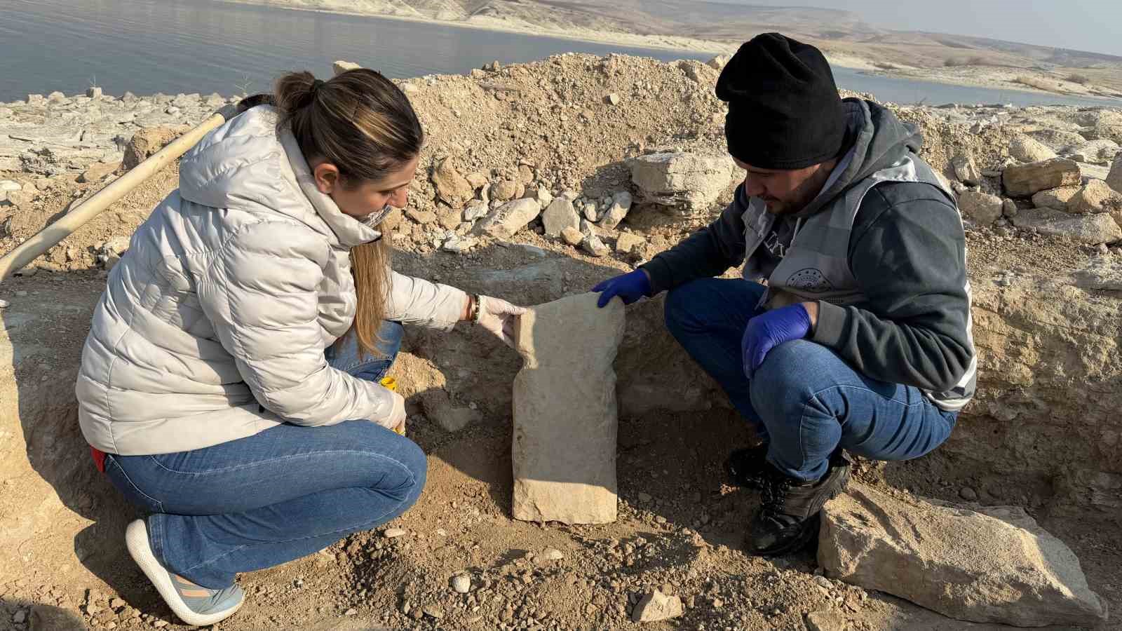 adiyamanda gobeklitepedeki t sekilli taslarin benzeri ortaya cikti 0 aRfYGUQp