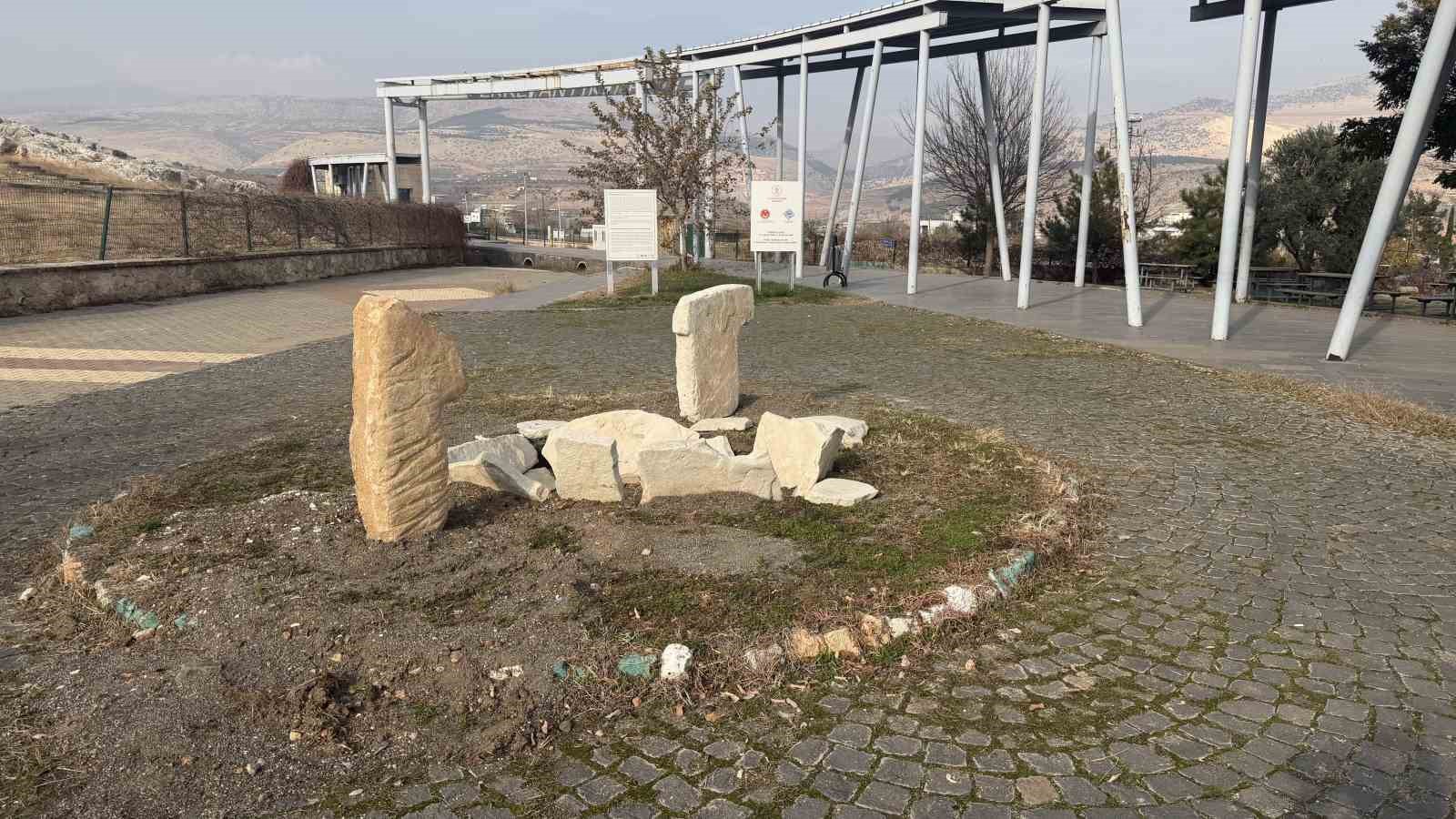 adiyamanda gobeklitepedeki t sekilli taslarin benzeri ortaya cikti 1 IMKaM6Yp