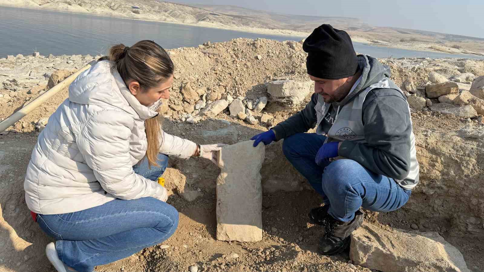 adiyamanda gobeklitepedeki t sekilli taslarin benzeri ortaya cikti 3 malgNO4j