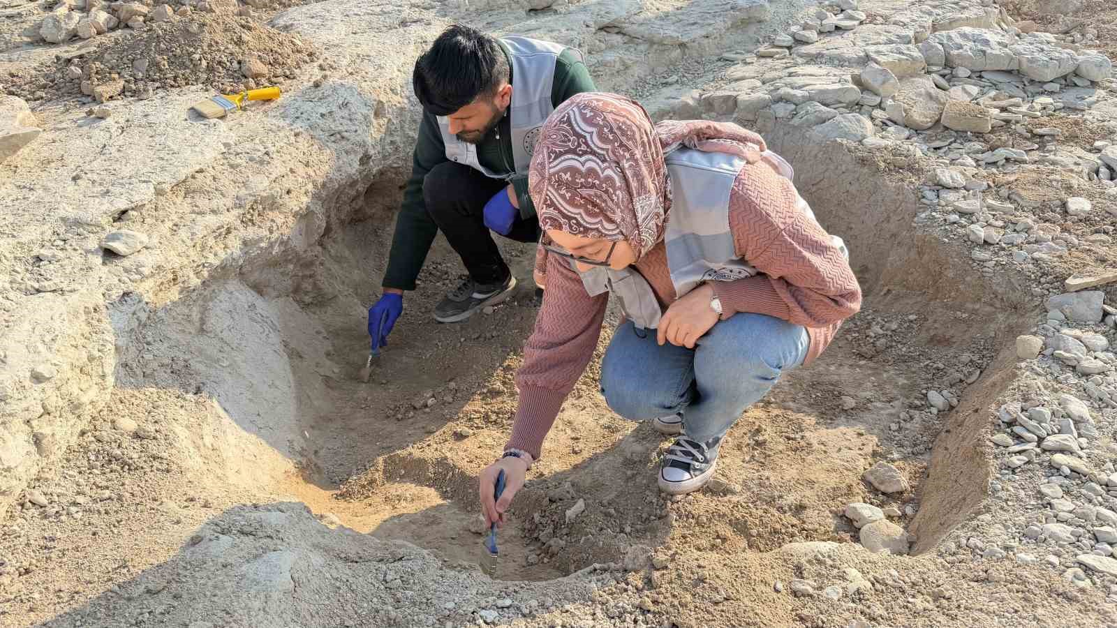 adiyamanda gobeklitepedeki t sekilli taslarin benzeri ortaya cikti 4 ePmD1mTU