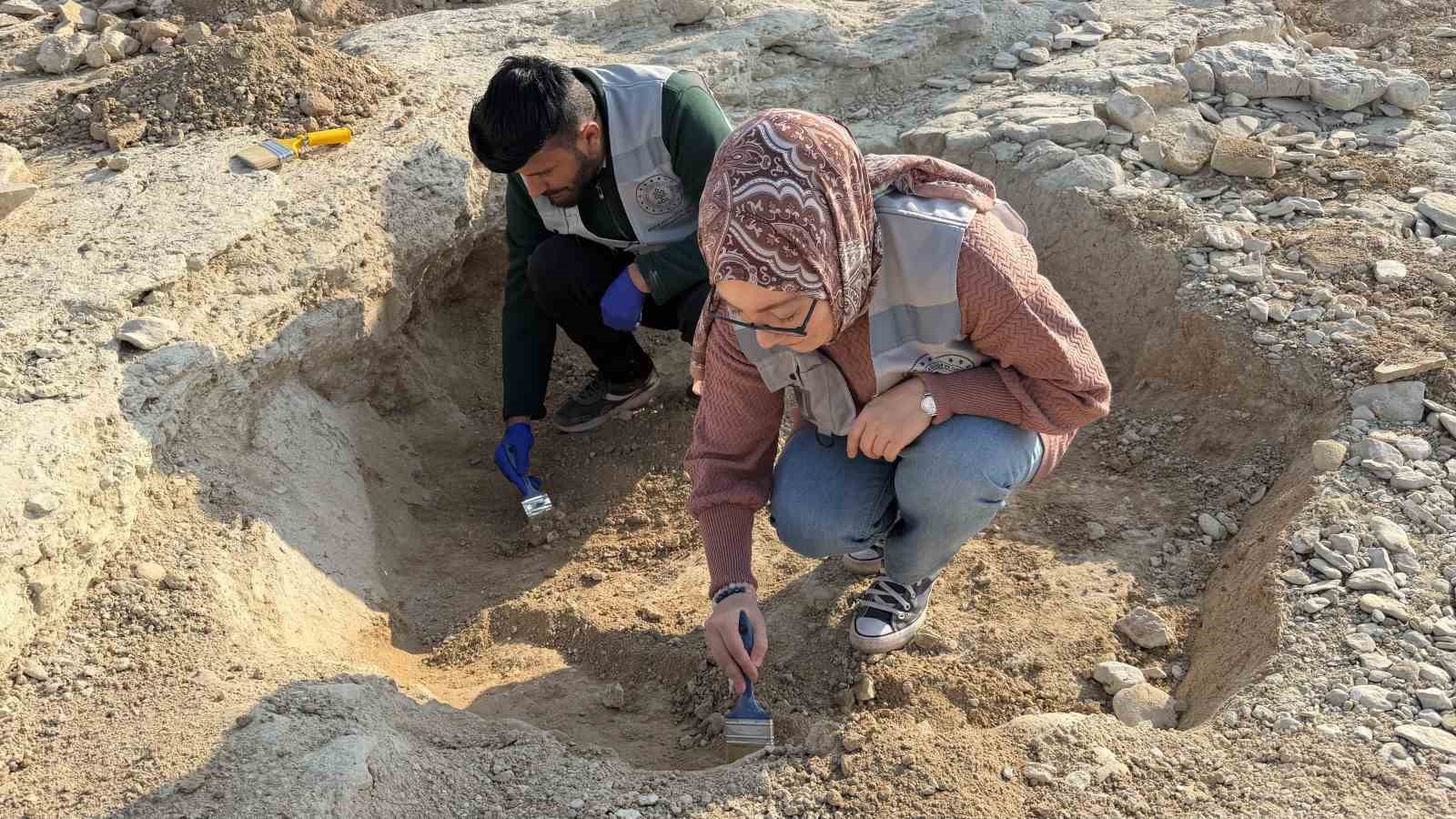 adiyamanda gobeklitepedeki t sekilli taslarin benzeri ortaya cikti 6 uAyraWEX
