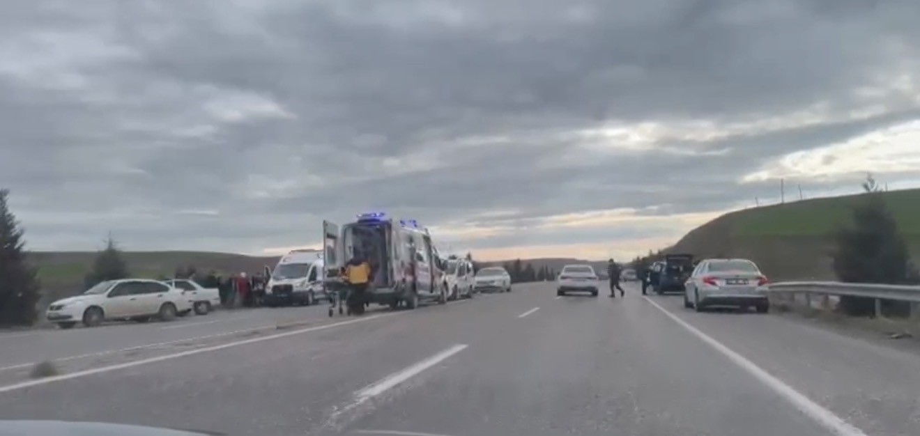 adiyamanda hafif ticari arac otomobille carpisti 5 yarali 0 JsSe9DYy