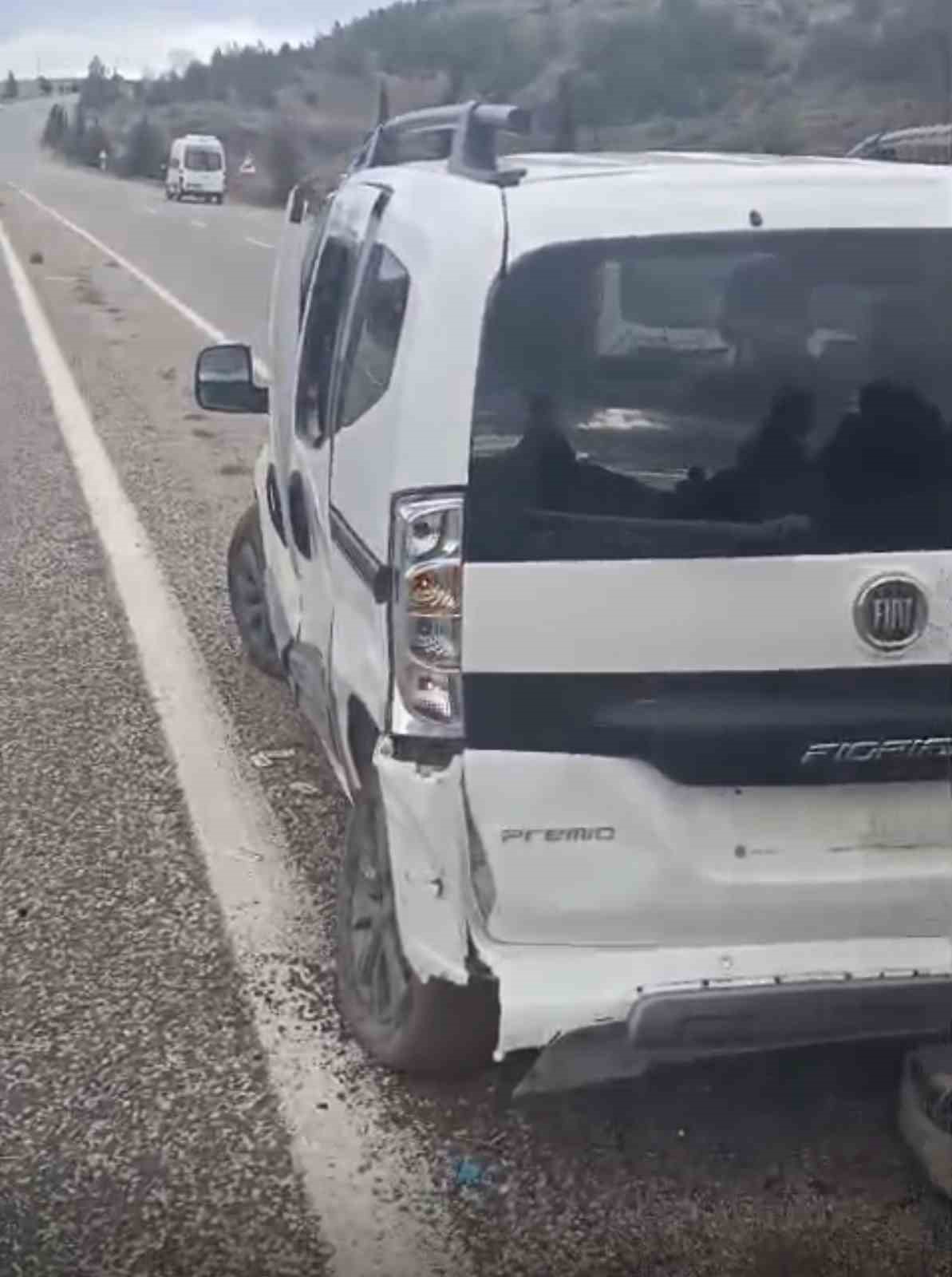 adiyamanda hafif ticari arac otomobille carpisti 5 yarali 1 iBYYXGXr