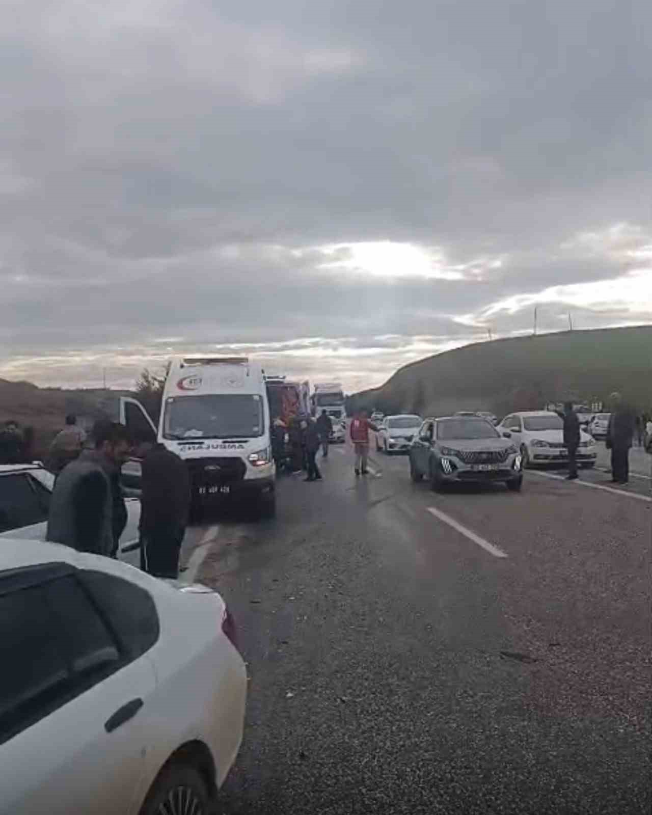 adiyamanda hafif ticari arac otomobille carpisti 5 yarali 2 QJBJCRYc