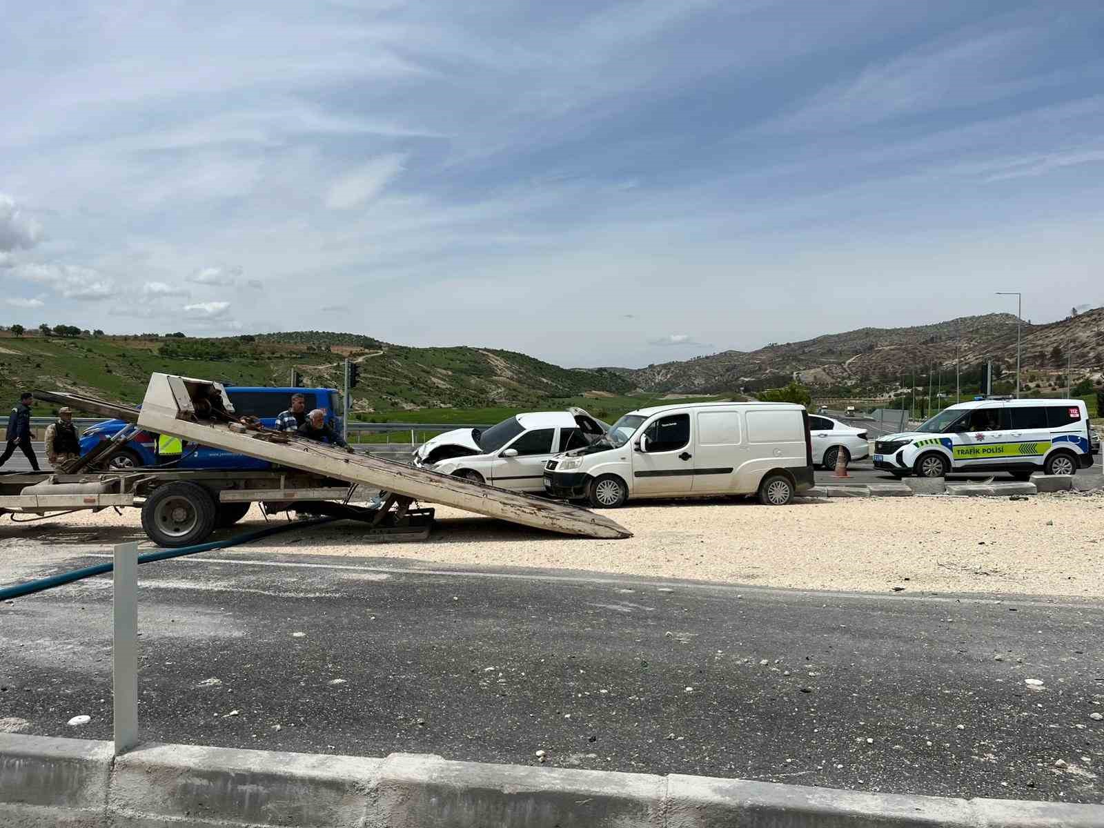 adiyamanda iki arac carpisti 4 yarali 1 TFwTkWNt