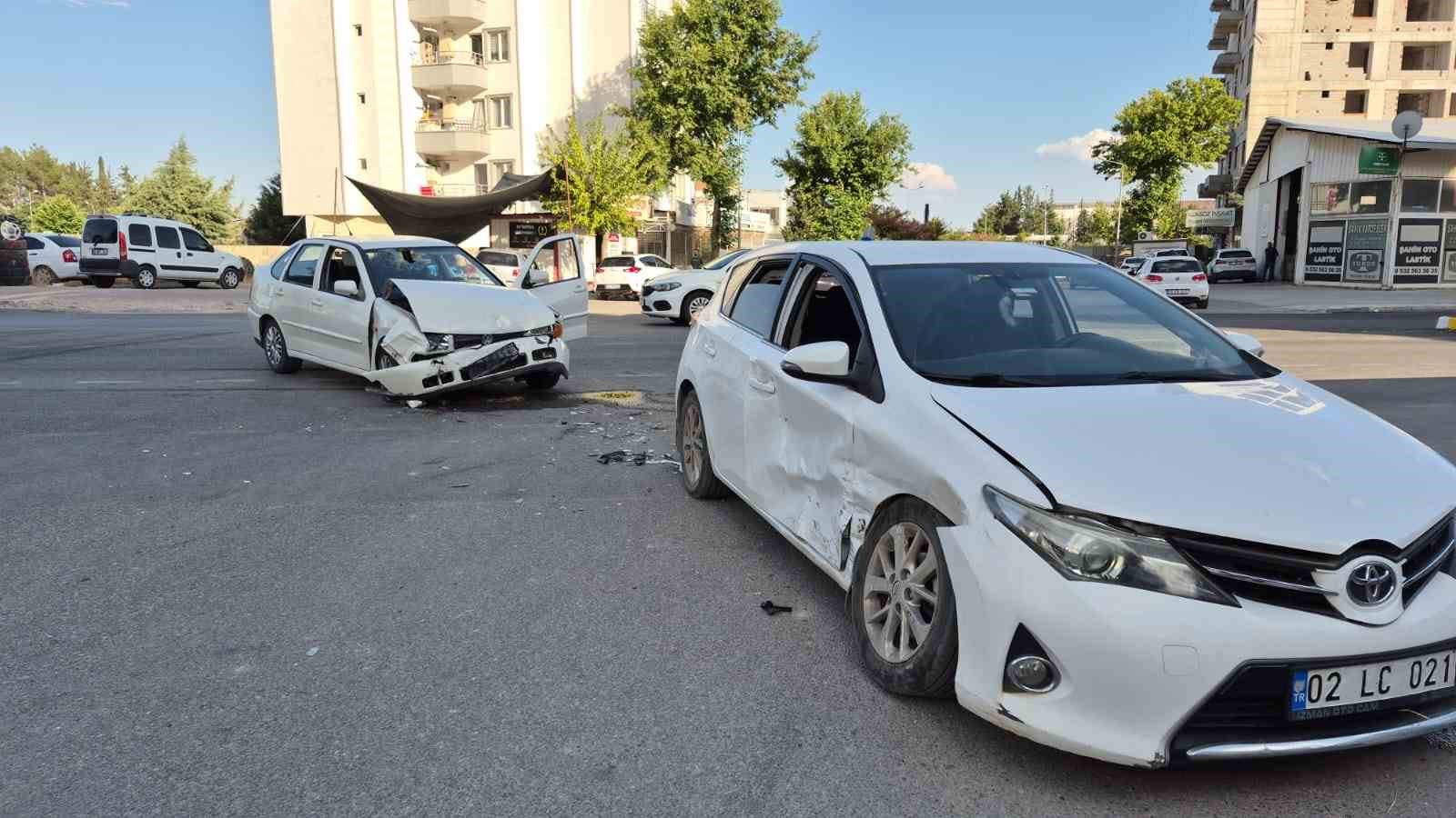 adiyamanda iki otomobil carpisti 1i agir 3 yarali 0 VXzR7GHw
