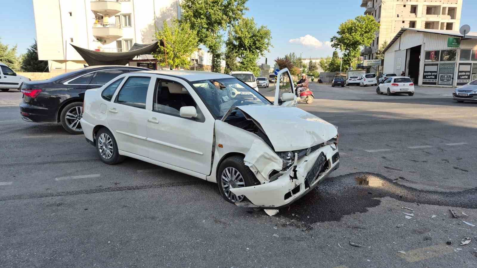 adiyamanda iki otomobil carpisti 1i agir 3 yarali 1 F7WwFu6Q