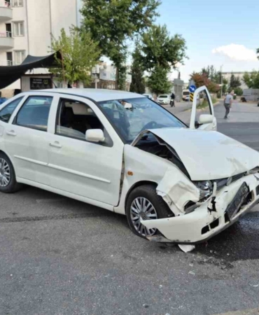 adiyamanda-iki-otomobil-carpisti-1i-agir-3-yarali-CelybO9e.jpg