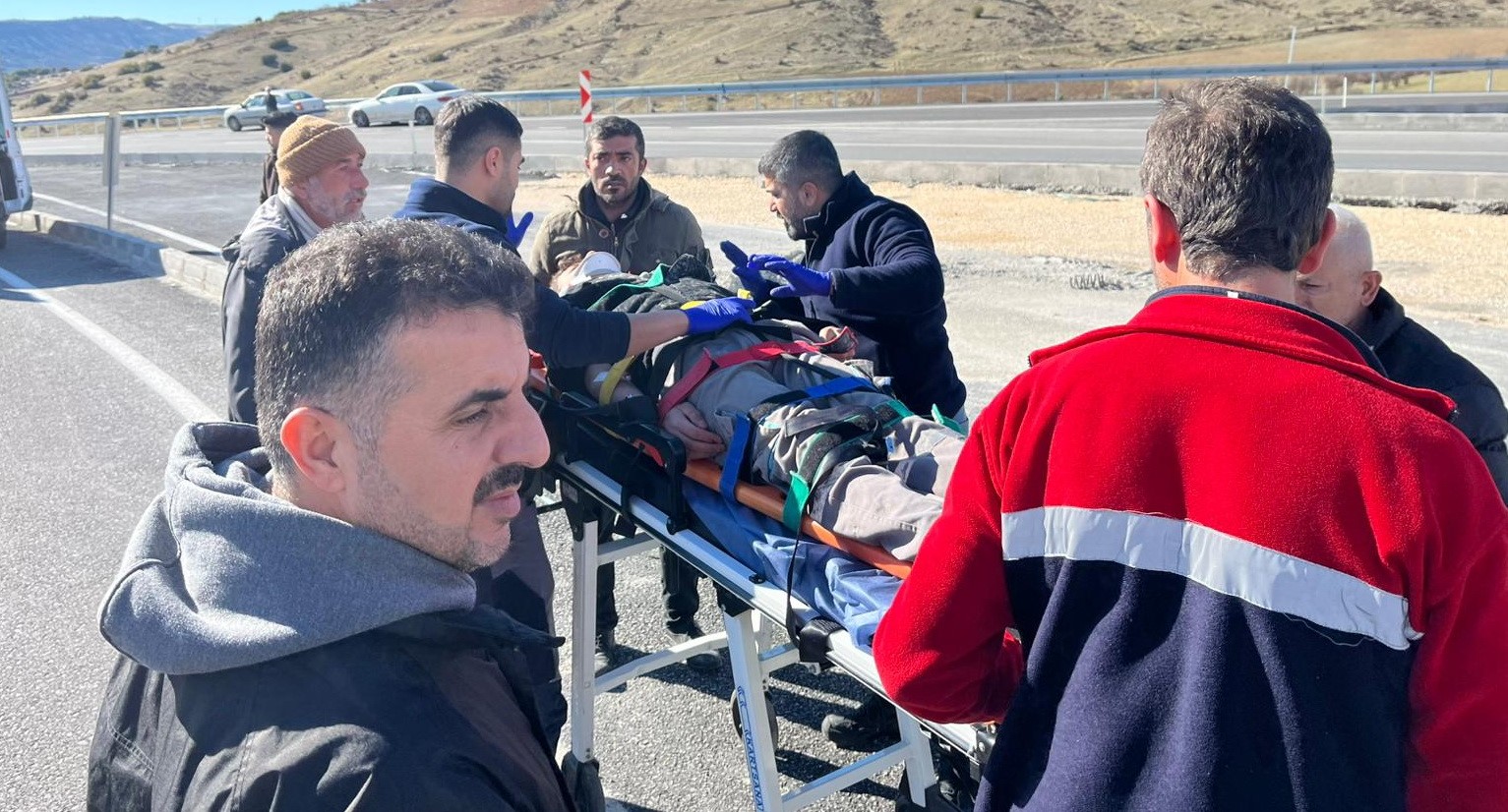 adiyamanda iki otomobil carpisti 4 yarali 1 z2F1t2AY