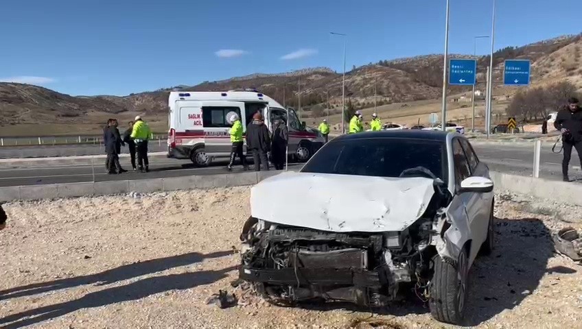 adiyamanda iki otomobil carpisti 4 yarali 2