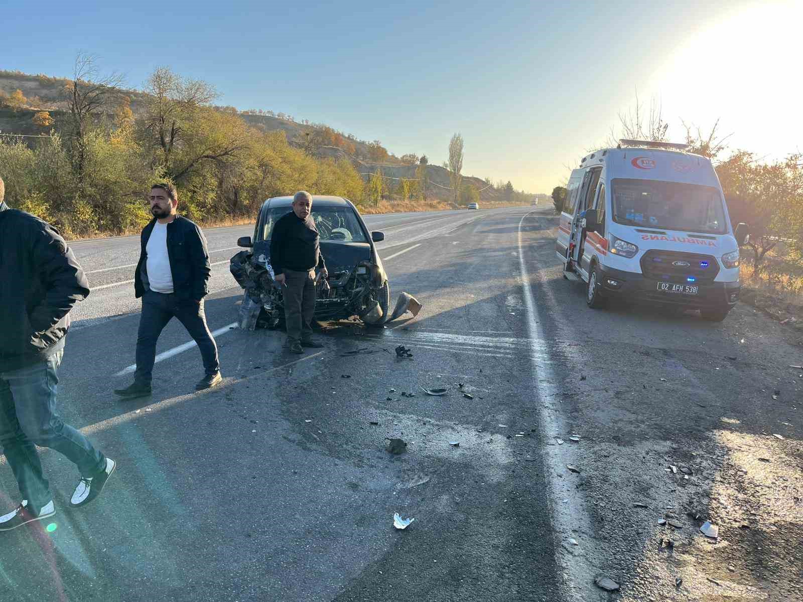 adiyamanda iki otomobil kafa kafaya carpisti 2 yarali 2 v2cCtyOk