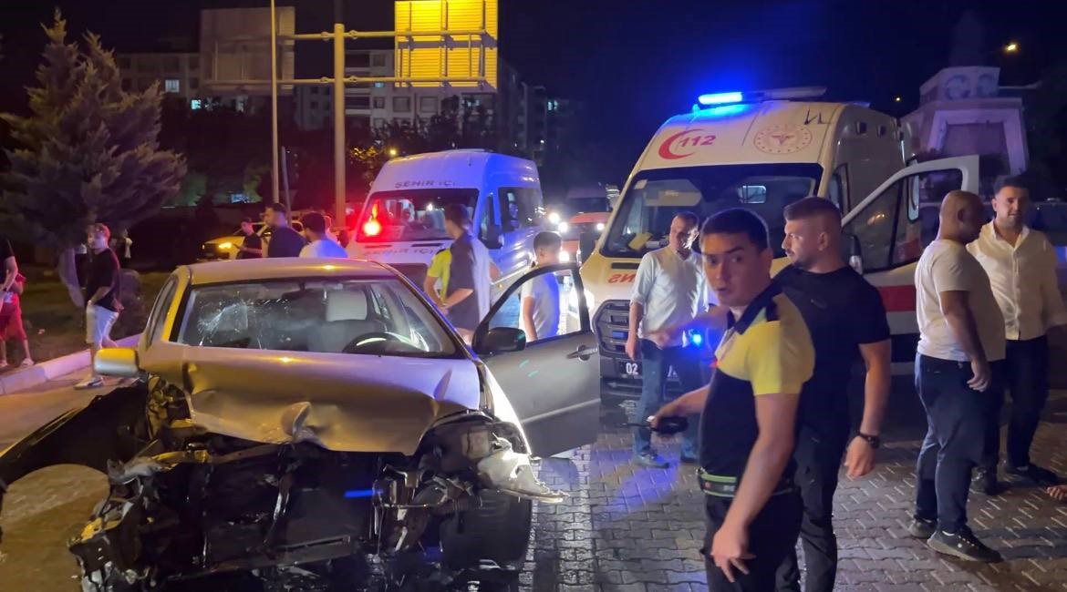 Adıyaman’da iki otomobilin çarpıştığı kazada 3 kişi yaralandı 4 adiyamanda iki otomobilin carpistigi kazada 3 kisi yaralandi 0
