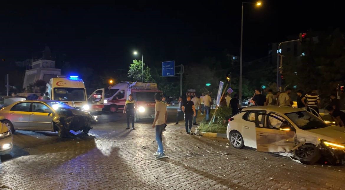 Adıyaman’da iki otomobilin çarpıştığı kazada 3 kişi yaralandı 6 adiyamanda iki otomobilin carpistigi kazada 3 kisi yaralandi 2
